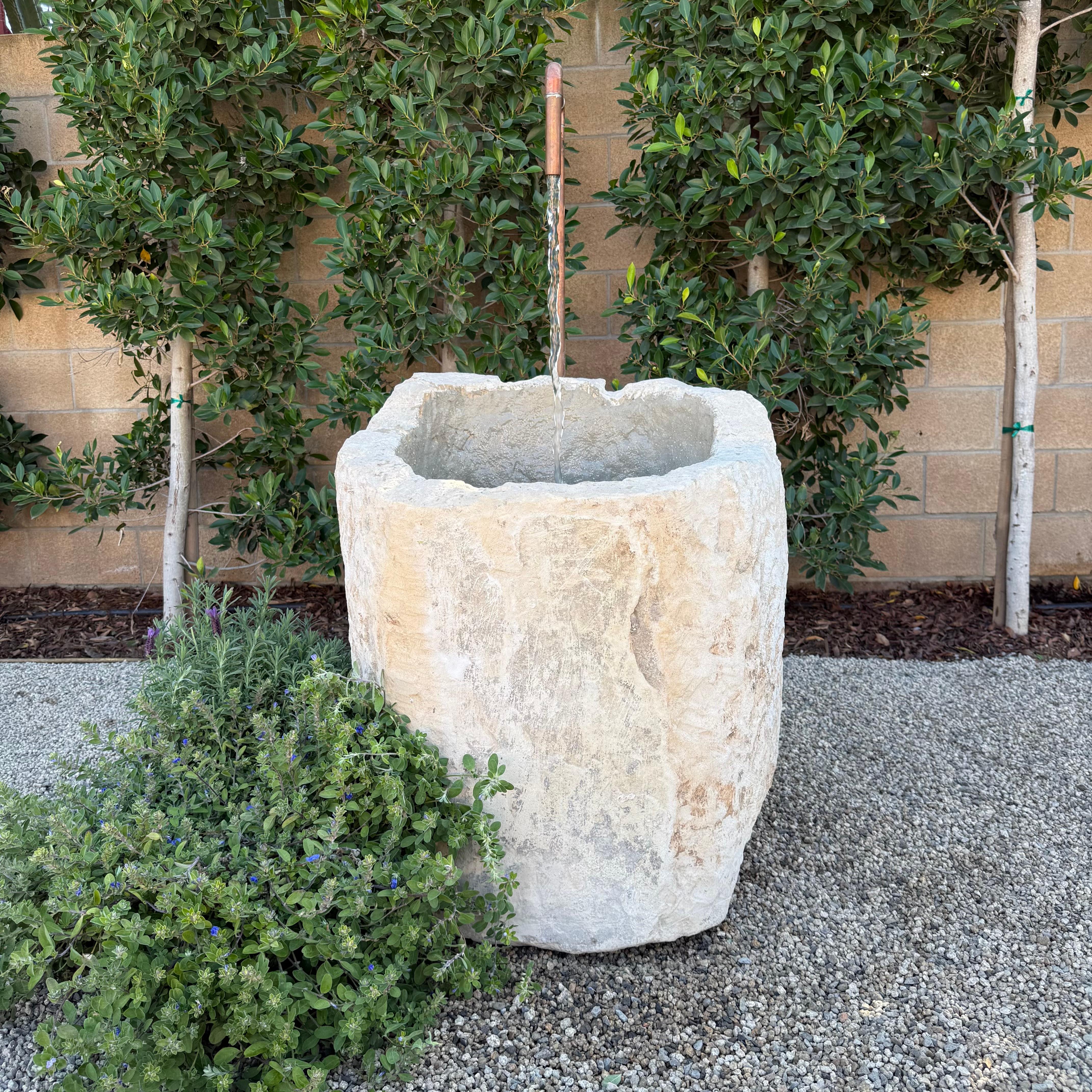 Fontana a vasca in pietra calcarea d'epoca con rame in vendita 1
