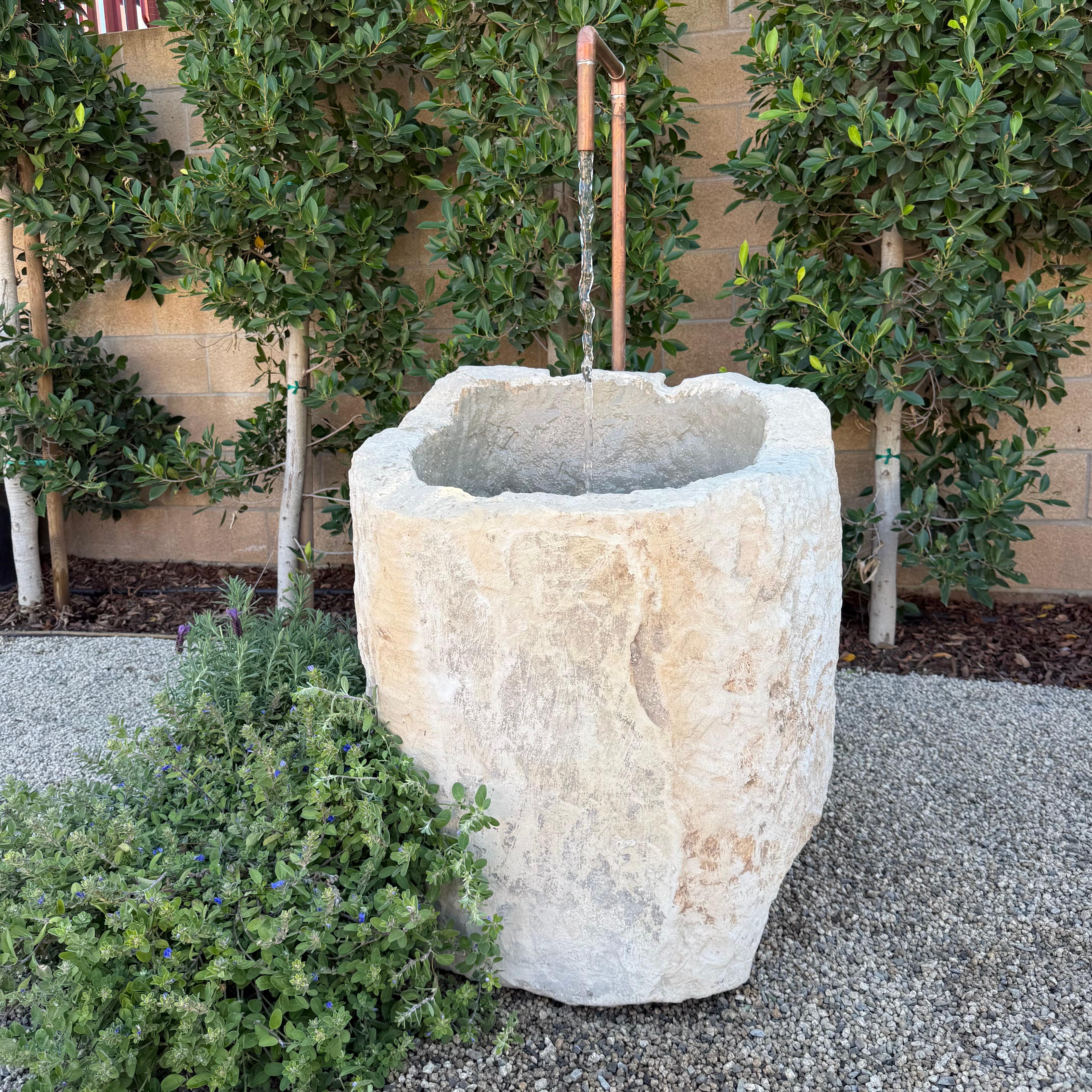 Fontana a vasca in pietra calcarea d'epoca con rame in vendita 2