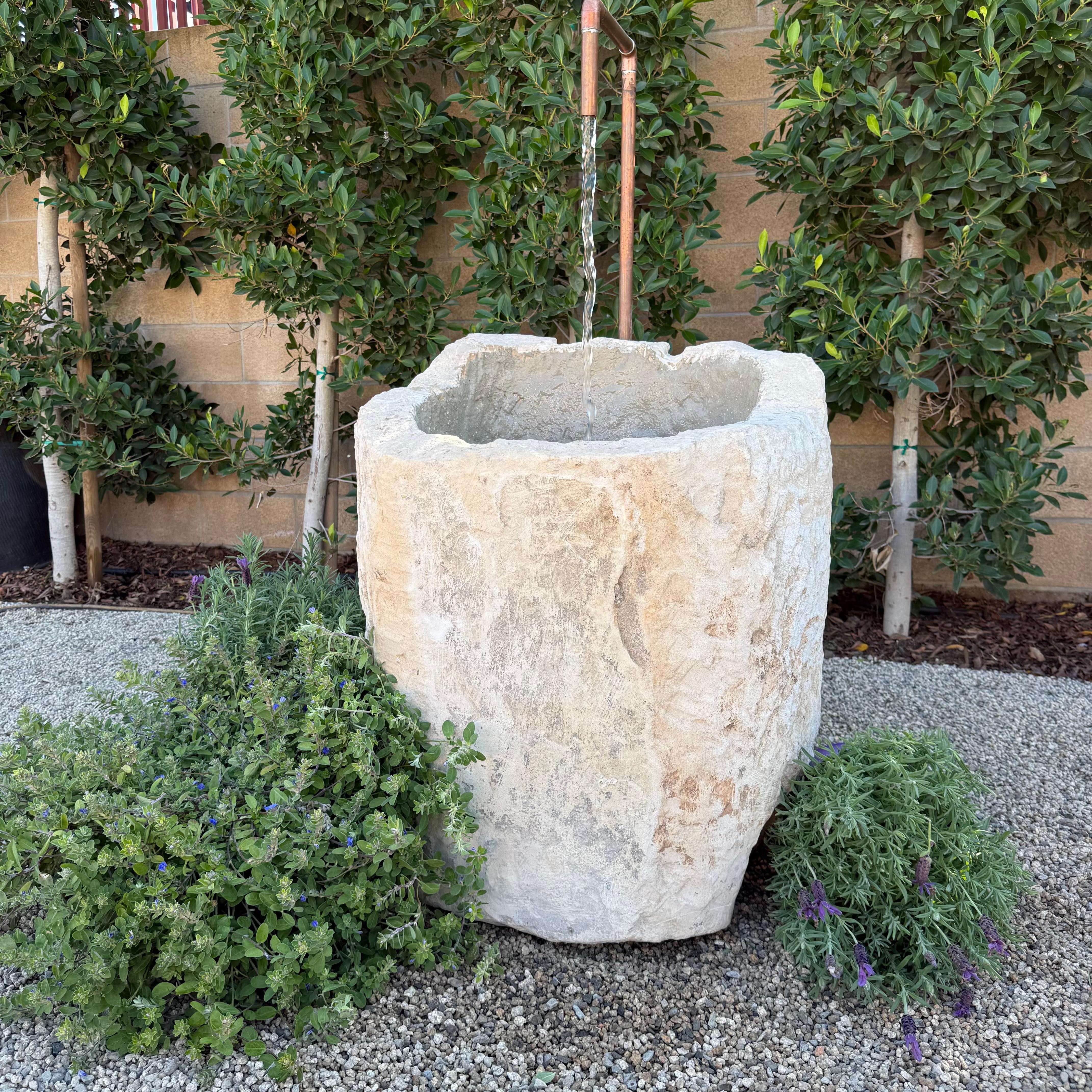 Fontana a vasca in pietra calcarea d'epoca con rame in vendita 3