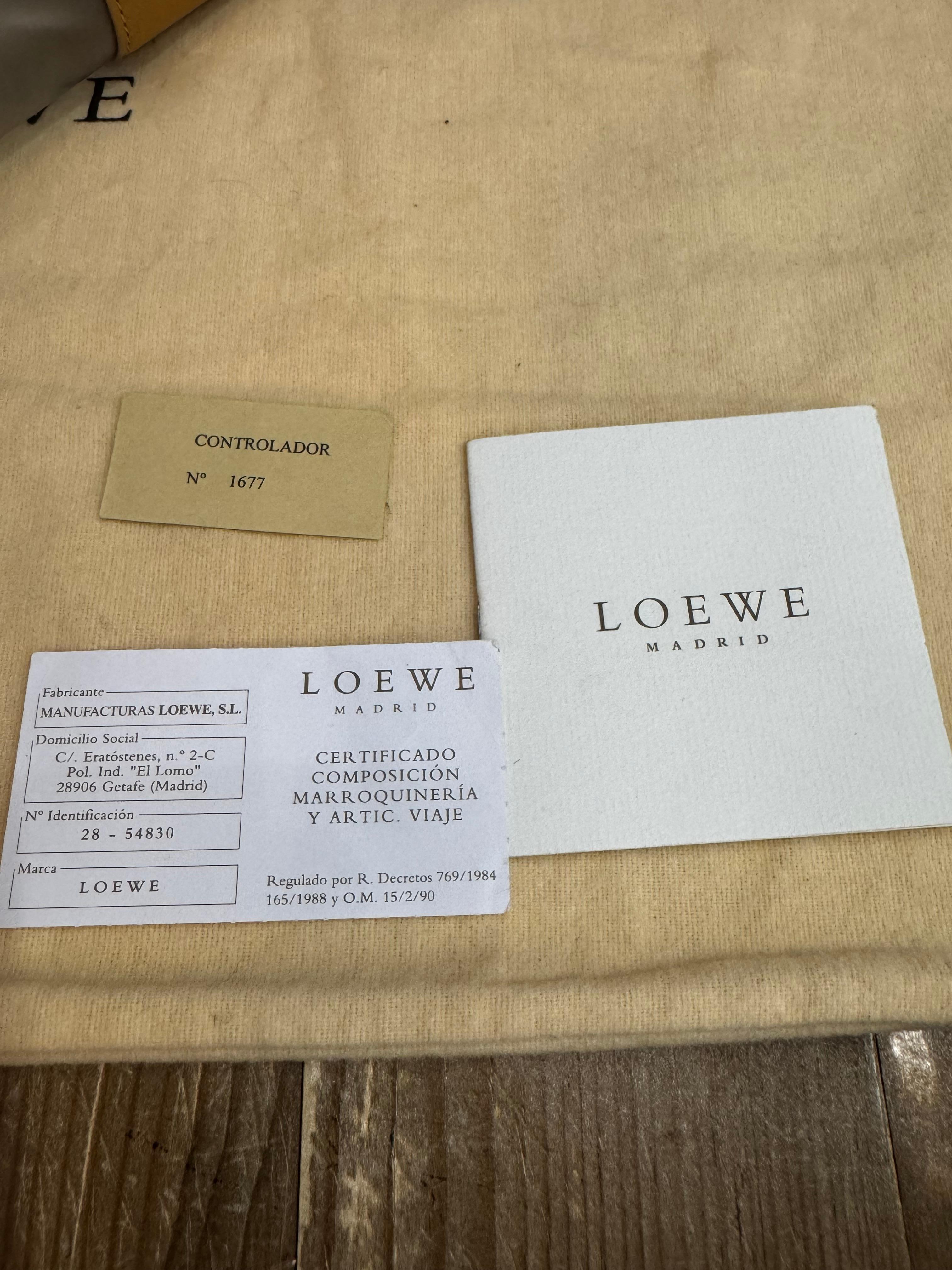 Vintage Limited Edition LOEWE Vinyl Amazona 32 Boston Bag Brown Calfskin en vente 4