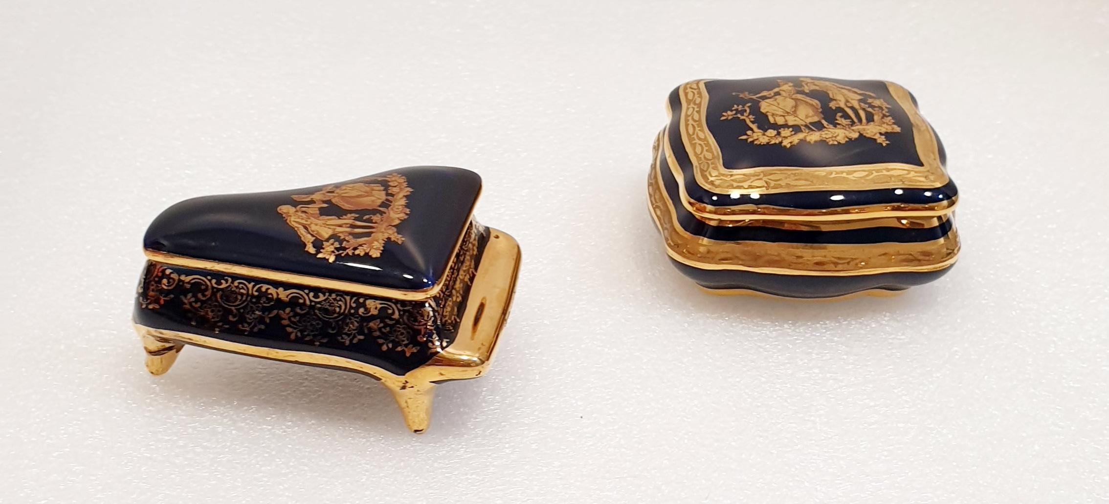 Français Boîtes à bijoux vintage en or 22 carats représentant une scène de cour de Louis XVI de Limoges en vente