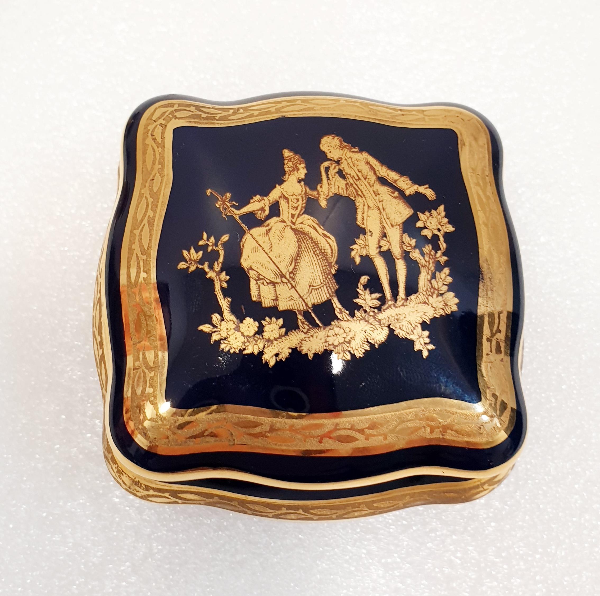 Peint à la main Boîtes à bijoux vintage en or 22 carats représentant une scène de cour de Louis XVI de Limoges en vente