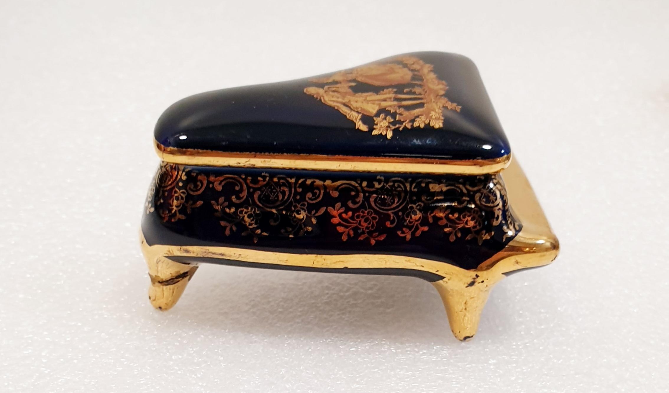 Hand-Painted Vintage Limoges 22k Gold Trinket Jewelry Boxes Louis XVI Courtesan Scene For Sale