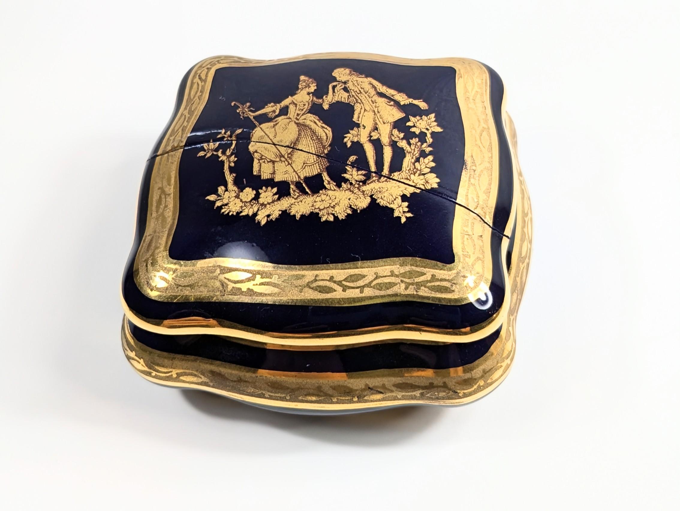 Francese Gioielli d'epoca in oro 22k di Limoges  Pezzi Luigi XVI Scena di cortigiana in vendita