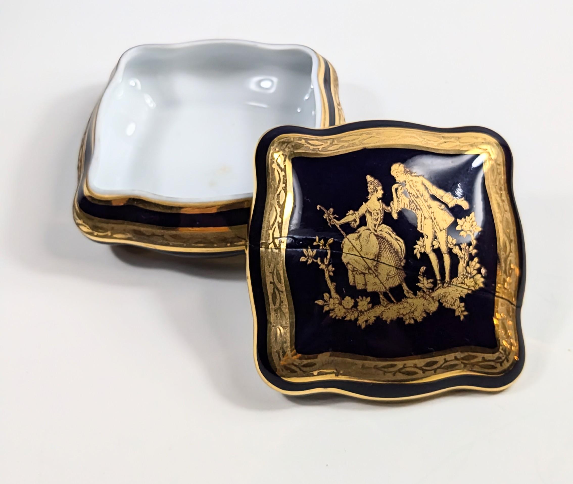 Dipinto a mano Gioielli d'epoca in oro 22k di Limoges  Pezzi Luigi XVI Scena di cortigiana in vendita