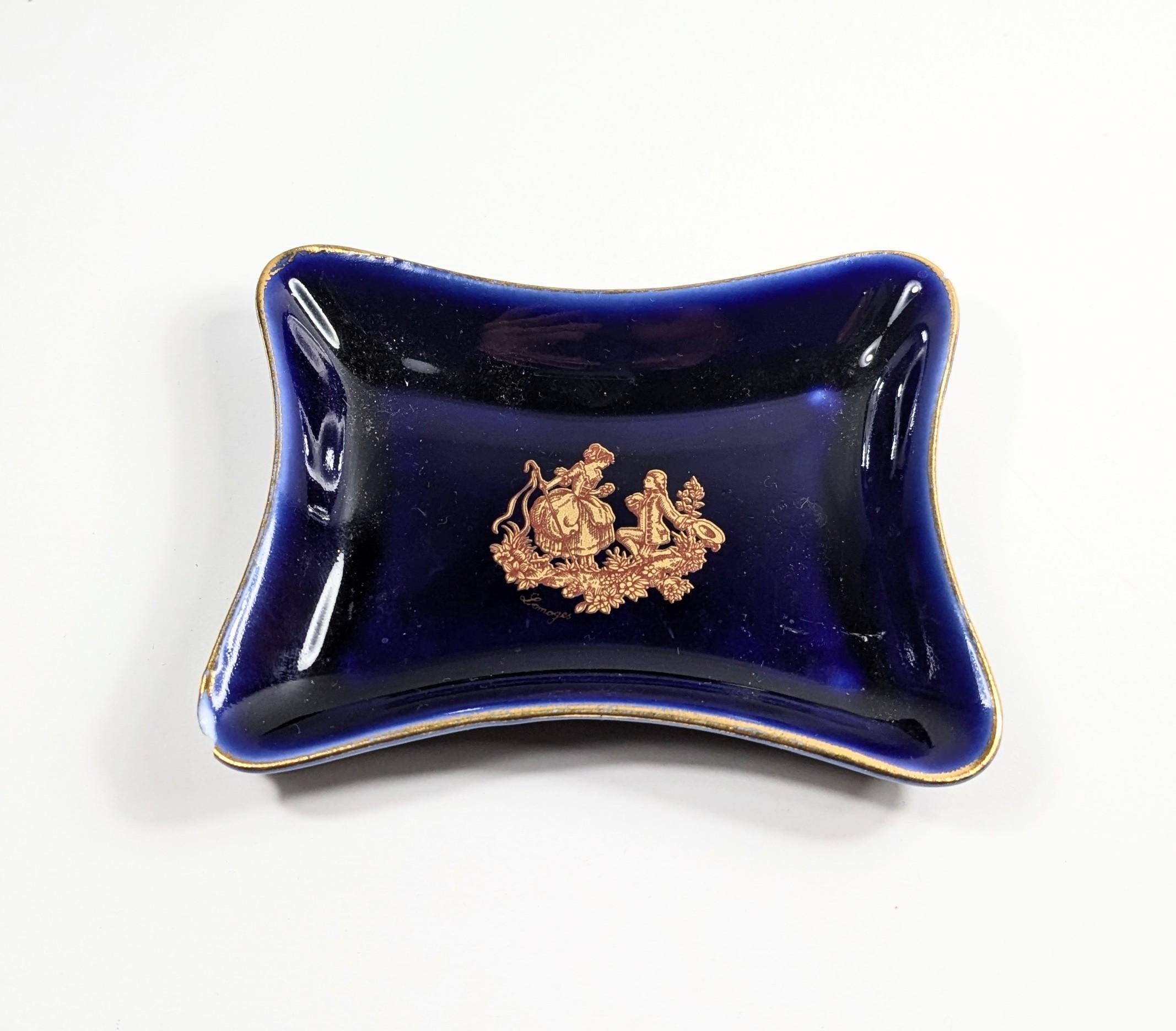 Elegante vassoio vintage in oro a 22 carati di Limoges  
Porcellana francese d'epoca di Limoges in blu reale cobalto con decorazioni in oro.
Sulla base è presente il marchio 