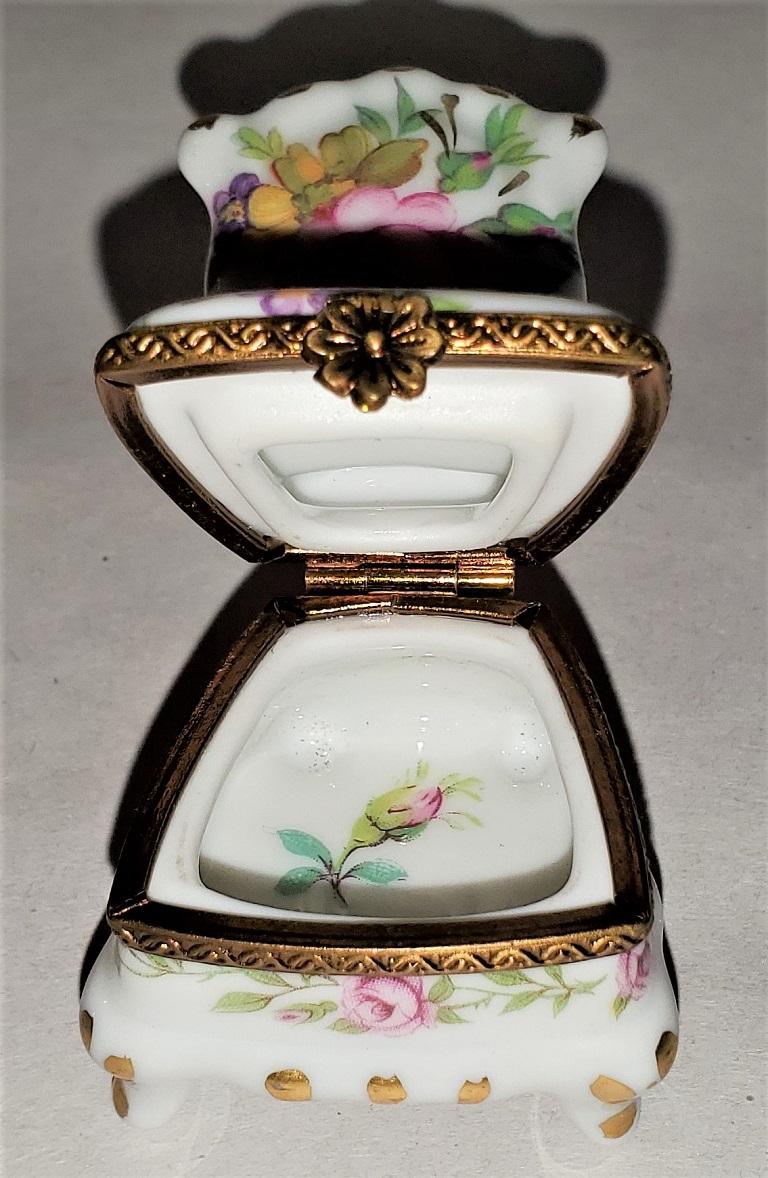 Presenting a lovely and exceptionally cute vintage Limoges chair ring box.

Made in Limoges, France, circa 1930-1940.

Marked on base as “Limoges France … Rehausse Main”.

‘Rehausse Main’ meaning hand decorated.

Beautiful commode style