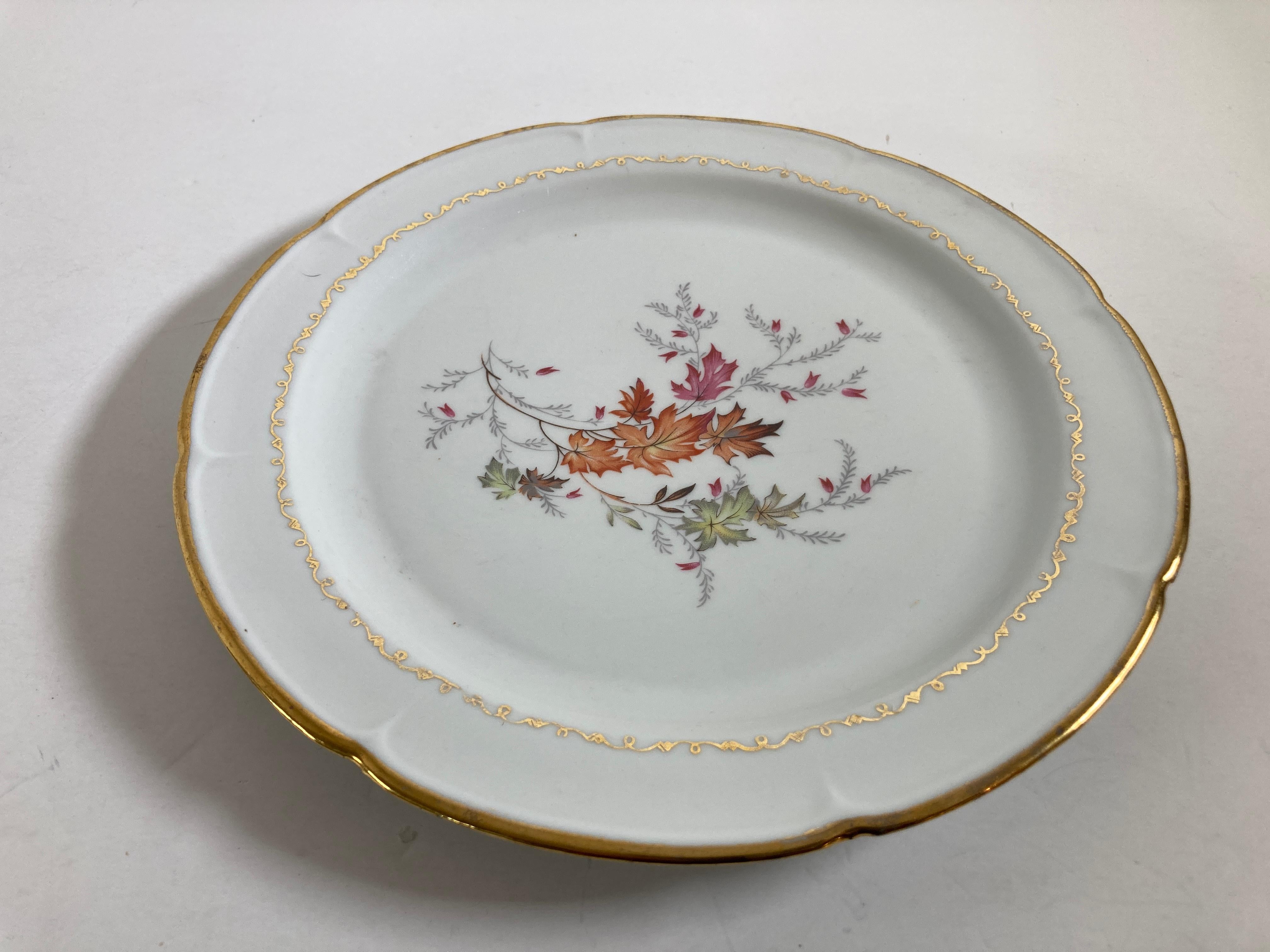 Vieille assiette de collection fabriquée à la main en France à Limoges.
Assiette ou plat vintage de Limoges fabriqué à la main en France, cette assiette de collection présente un motif de feuilles d'automne dorées et brunes sur de la porcelaine