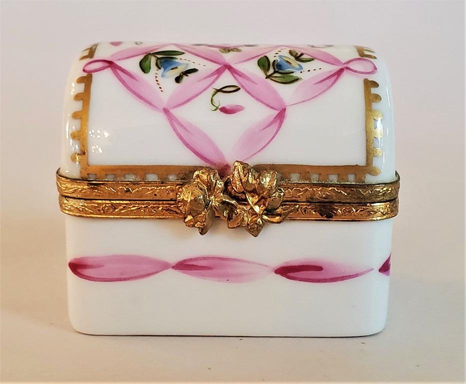 Presenting a lovely and exceptionally cute vintage Limoges Domed casket ring box.

Made in Limoges, France, circa 1920-1930.

Marked on base as “Limoges France ... Paint Main ... MH”.

‘Paint Main’ meaning hand painted and the initials ‘MH’