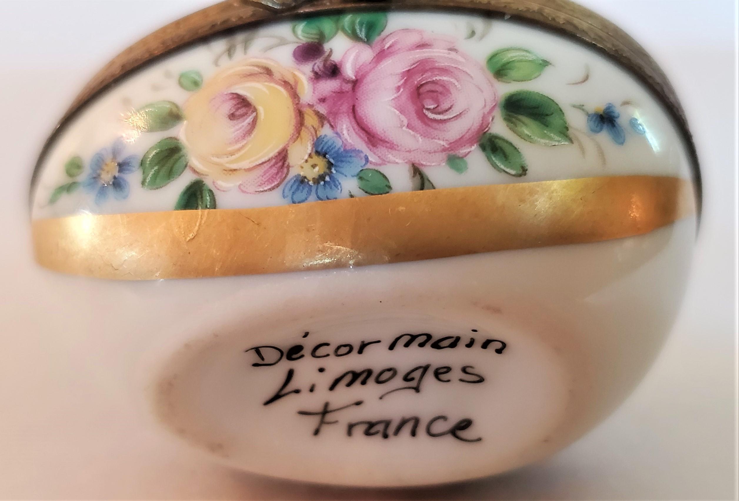 Presenting a lovely and exceptionally cute vintage Limoges egg ring box.

Made in Limoges, France, circa 1920-1930.

Marked on base as “Decor Main Limoges France”.

‘Decor Main’ meaning hand decorated.

Beautiful pink and yellow rose