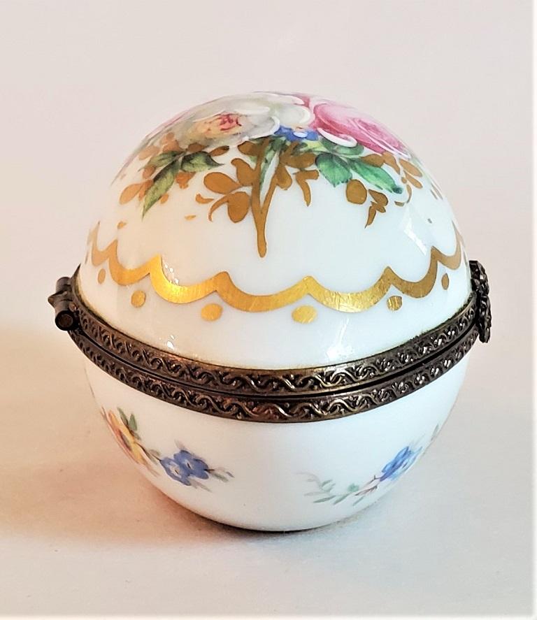 Presenting a lovely and exceptionally cute vintage Limoges egg ring box.

Made in Limoges, France circa 1920-1930.

Marked on base as “Limoges France ….. Rehausse Main”.

‘Rehausse Main’ meaning hand decorated.

Beautiful pink and yellow