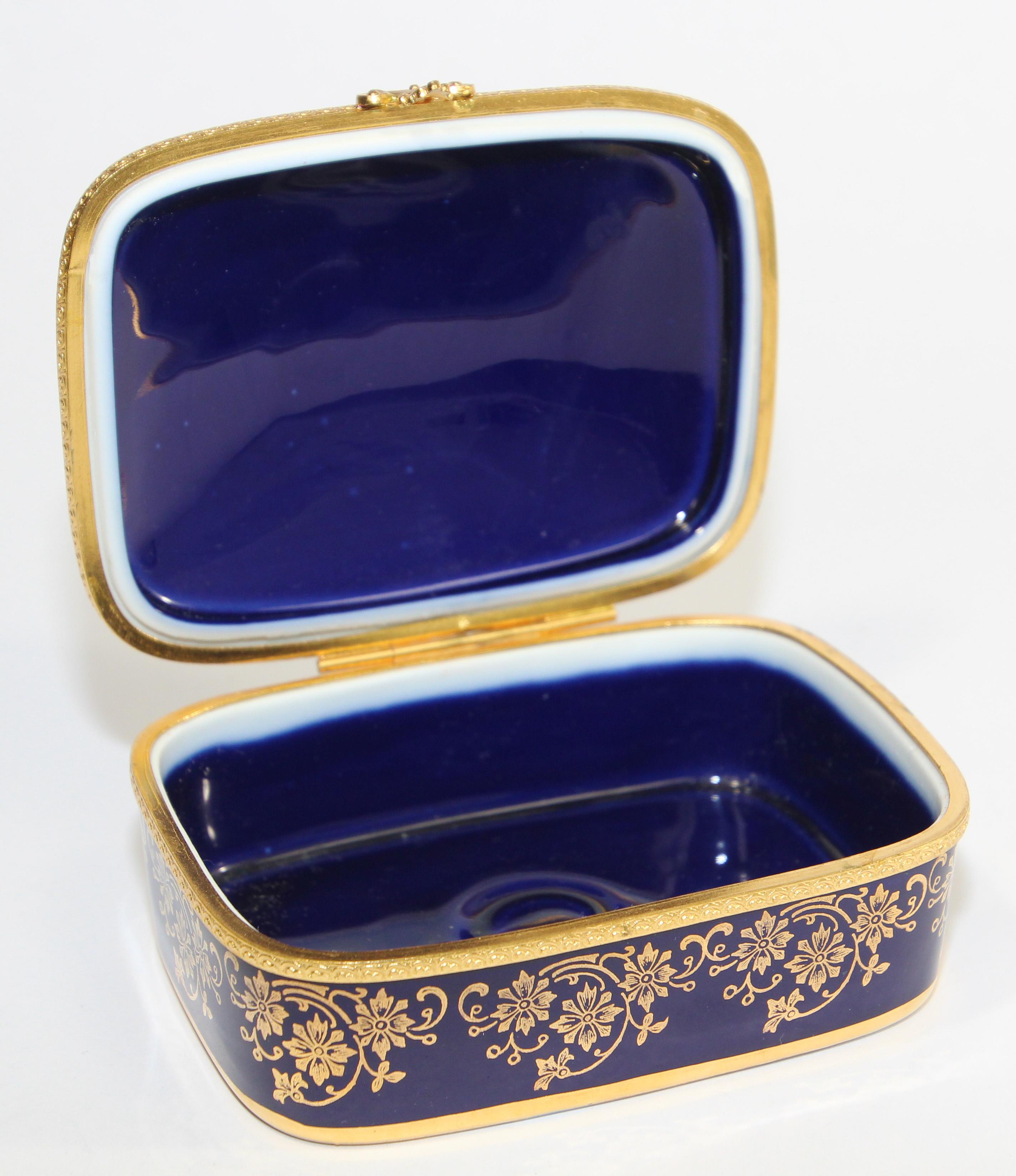 Porcelain Vintage Limoges France 22-Karat Gold Trinket Box in Cobalt Royal Blue