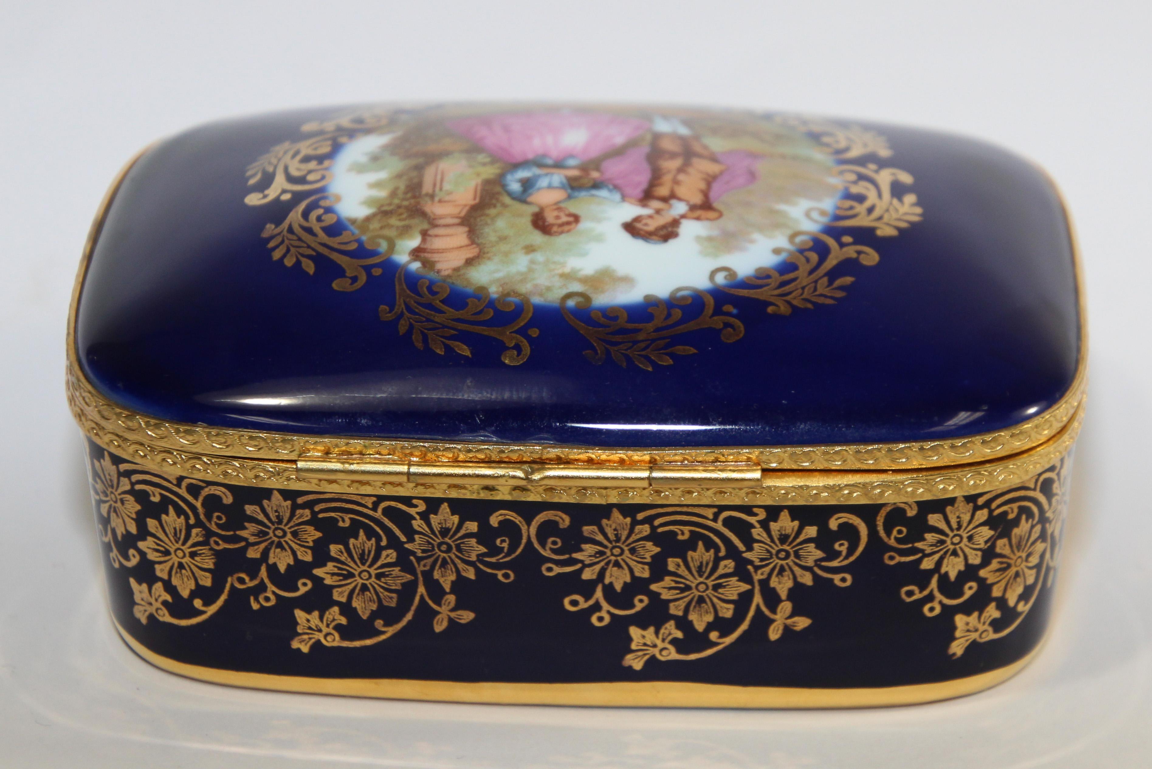 Vintage Limoges France 22-Karat Gold Trinket Box in Cobalt Royal Blue In Good Condition In North Hollywood, CA