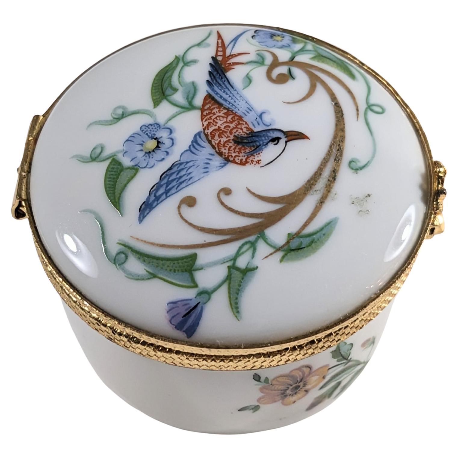 Joyero Vintage Limoges Francia, Pastillero con Escena de Pájaros
Tipo Caja de baratijas
Marca Limoges
Material Porcelana
Sujeto Pájaro
Acabado Pintado
Forma Redonda
Diámetro 5 cm / 1,96 pulgadas
I

Porcelana de Limoges: La porcelana de Limoges