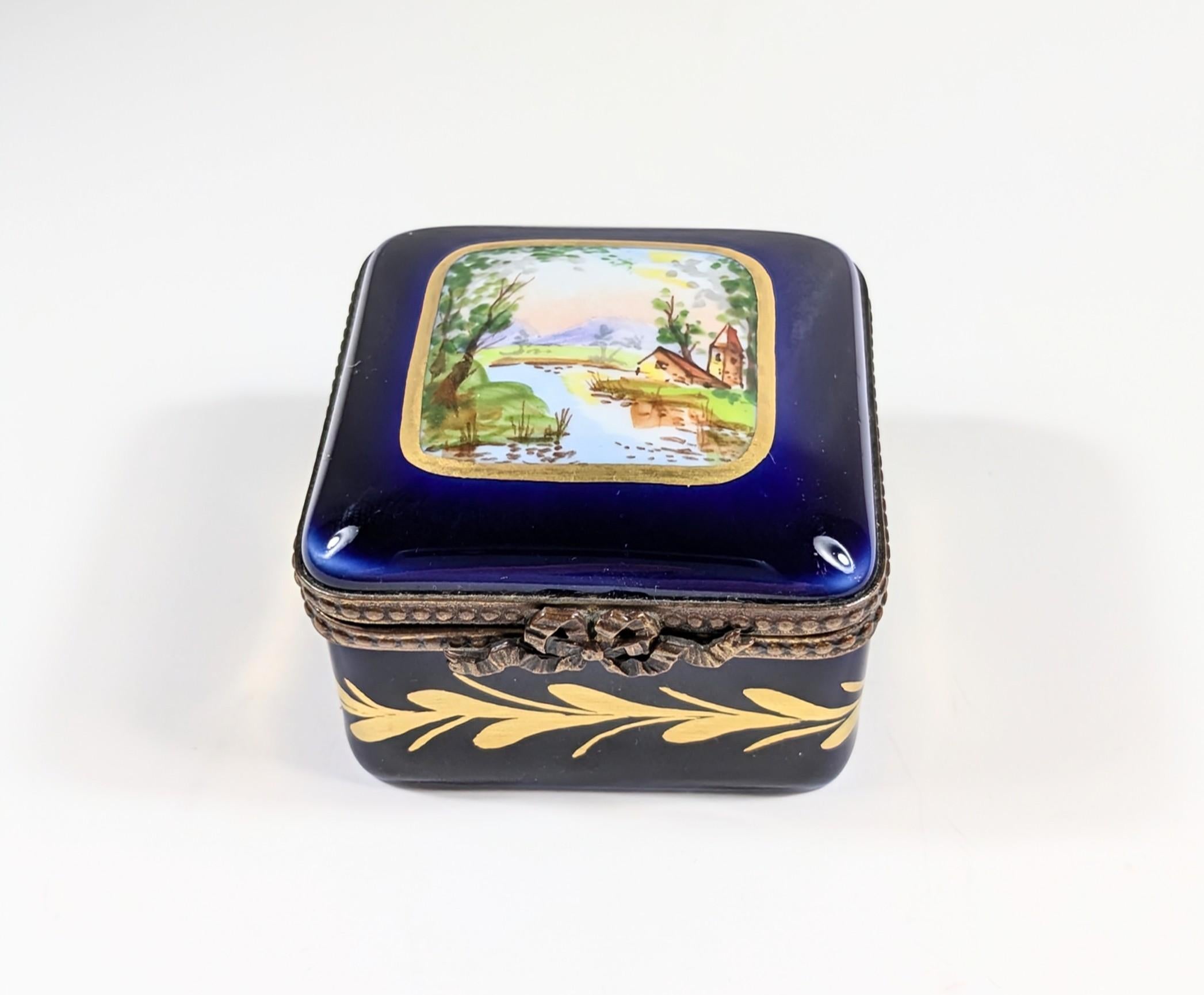 Joyero Vintage Limoges Francia, Pastillero con Escena de Contry
Tipo Caja de baratijas
Marca Limoges
Material Porcelana
Acabado Pintado
Forma Cuadrada
Medidas 4x4 cm/  1,57x1,57 pulgadas
I

Porcelana de Limoges: La porcelana de Limoges designa la