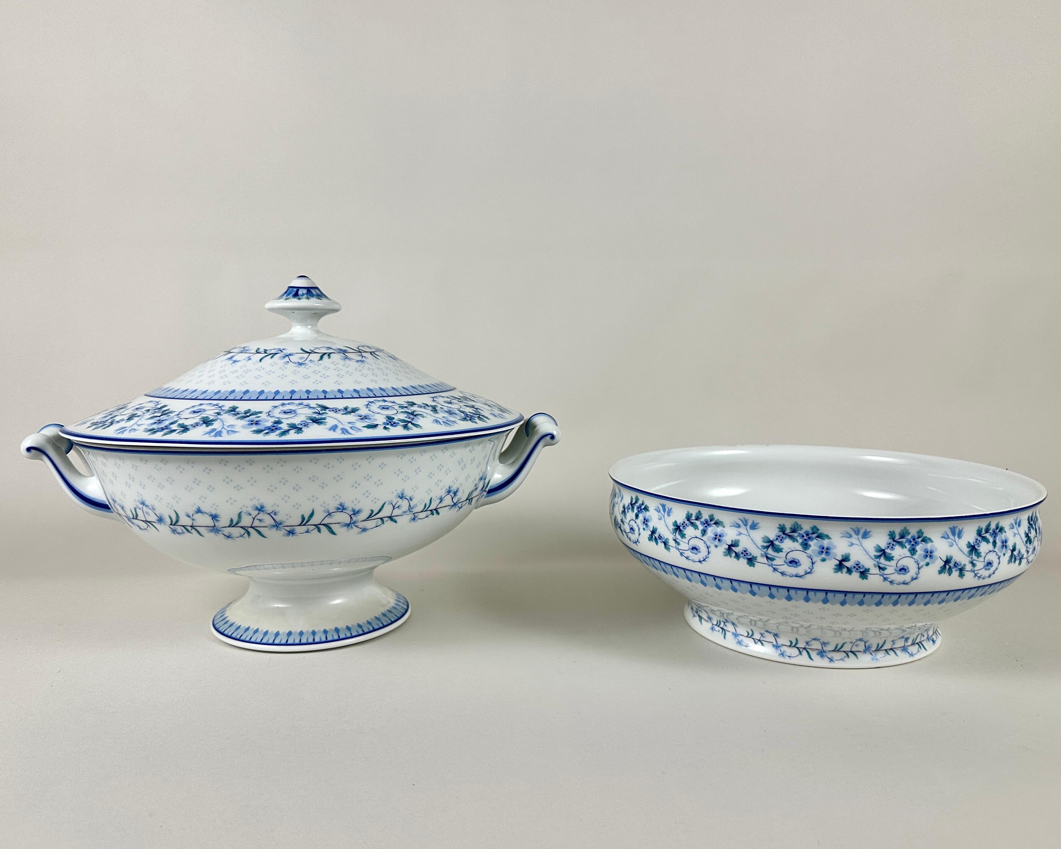 Rehaussez votre expérience culinaire ou votre décoration intérieure avec ce superbe ensemble vintage de Limoges, France.

Cet élégant duo comprend une belle soupière et un bol de service de taille généreuse, tous deux portant l'authentique