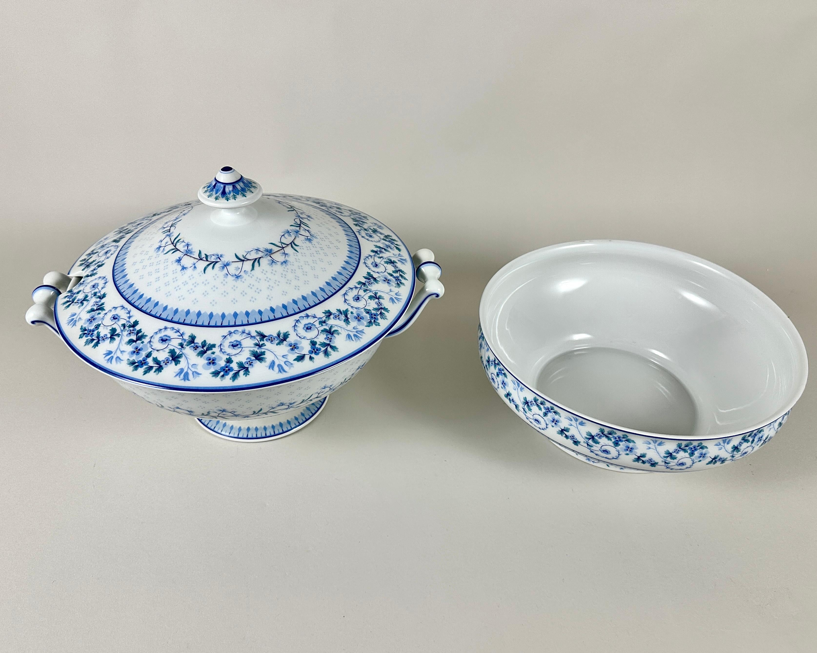 Provincial français Vintage Limoges French Soup Tureen & Large Serving Bowl Set - Prix pour la paire en vente