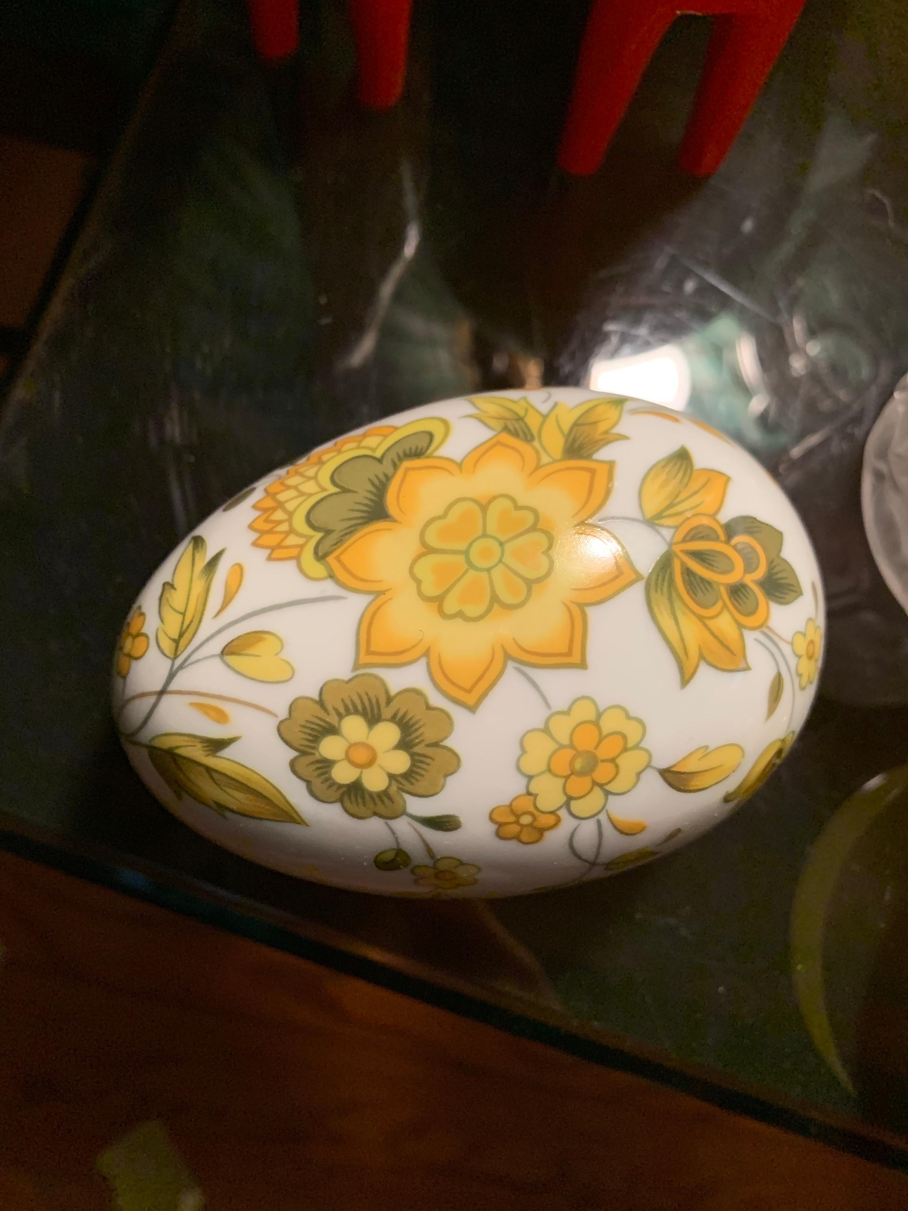 Boîte à bibelots vintage en porcelaine de Limoges peinte à la main, jaune, œuf floral, France. Milieu du Siècle. Marqué.
