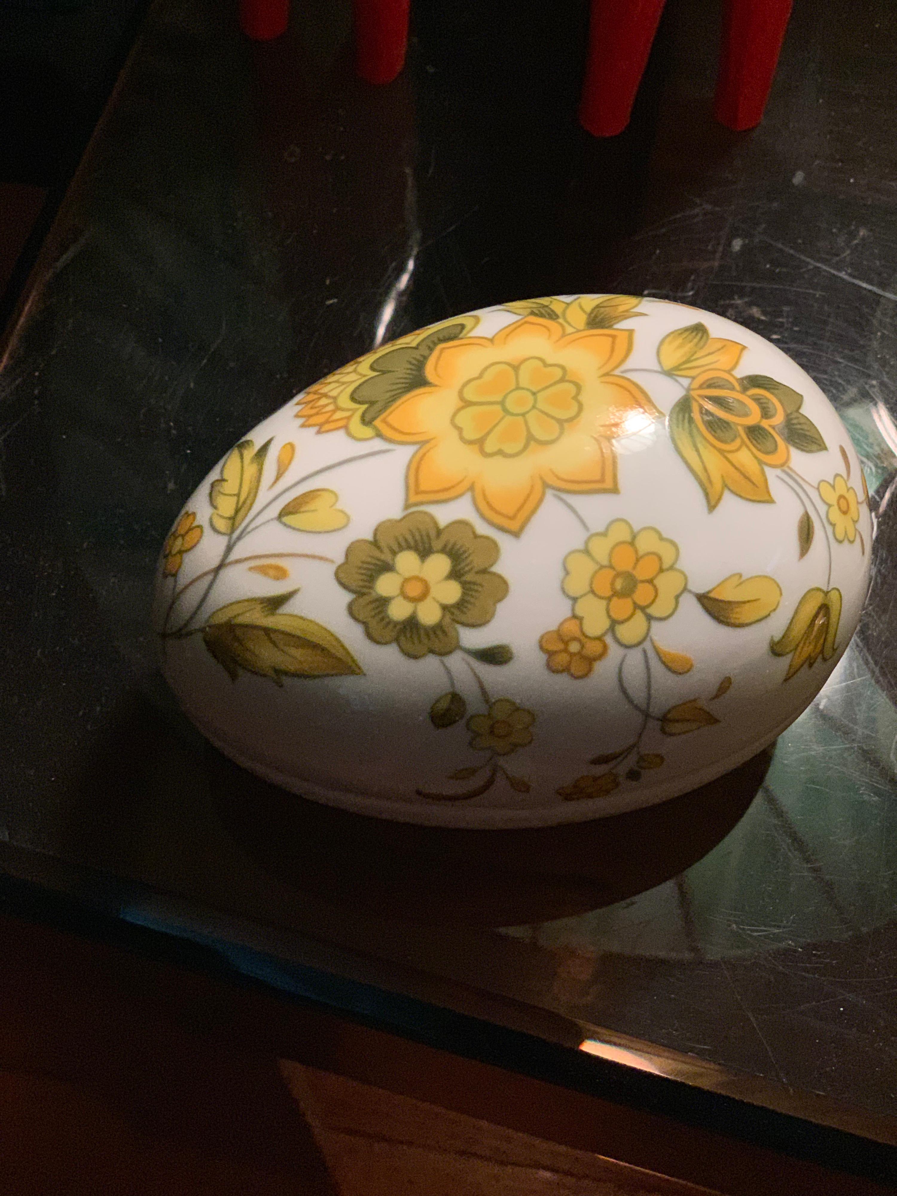 Caja de baratijas vintage de Limoges de porcelana pintada a mano con huevos florales amarillos, Francia Moderno de mediados de siglo en venta