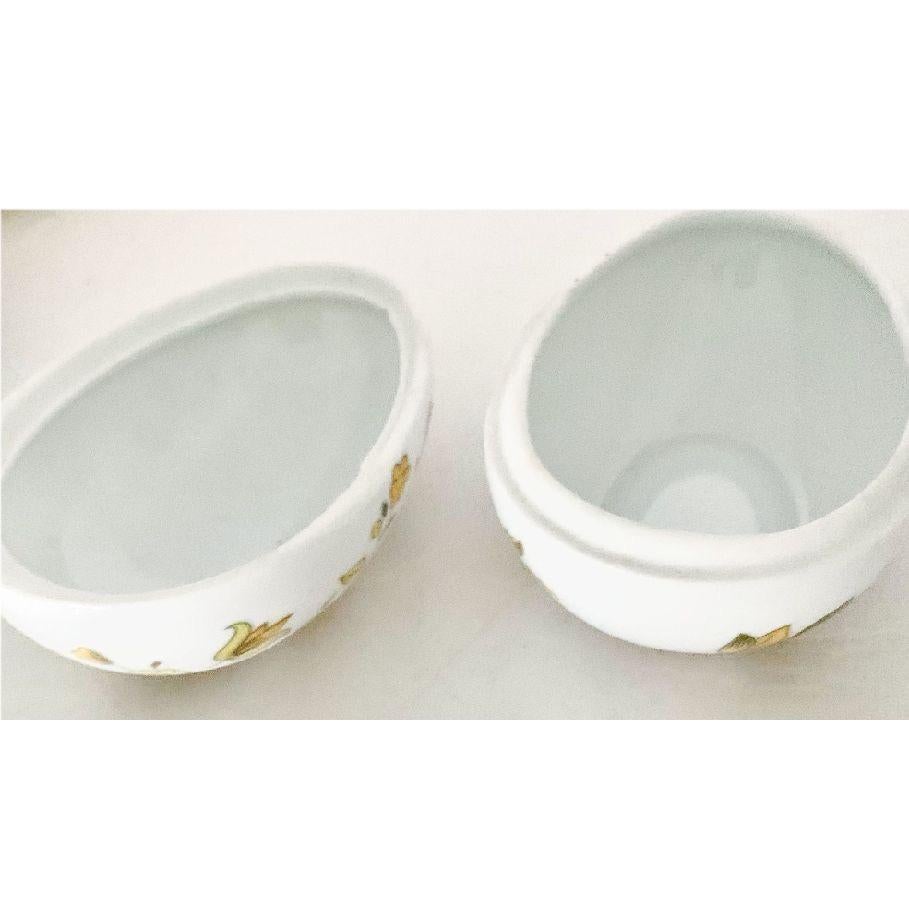 Caja de baratijas vintage de Limoges de porcelana pintada a mano con huevos florales amarillos, Francia en Bueno estado para la venta en Brooklyn, NY