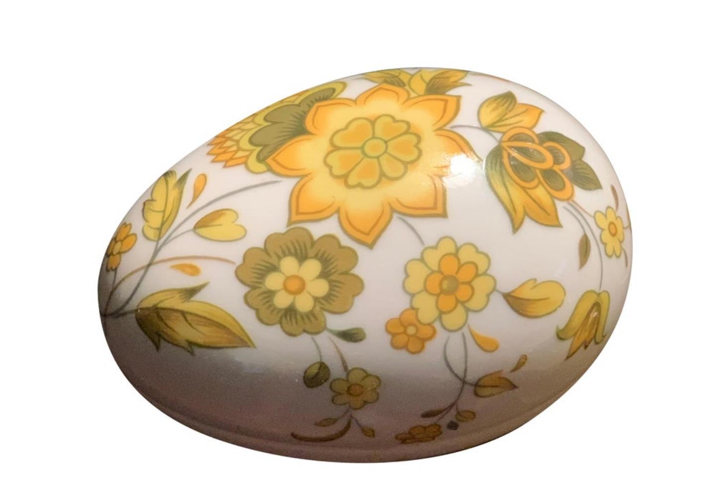 Caja de baratijas vintage de Limoges de porcelana pintada a mano con huevos florales amarillos, Francia siglo XX en venta