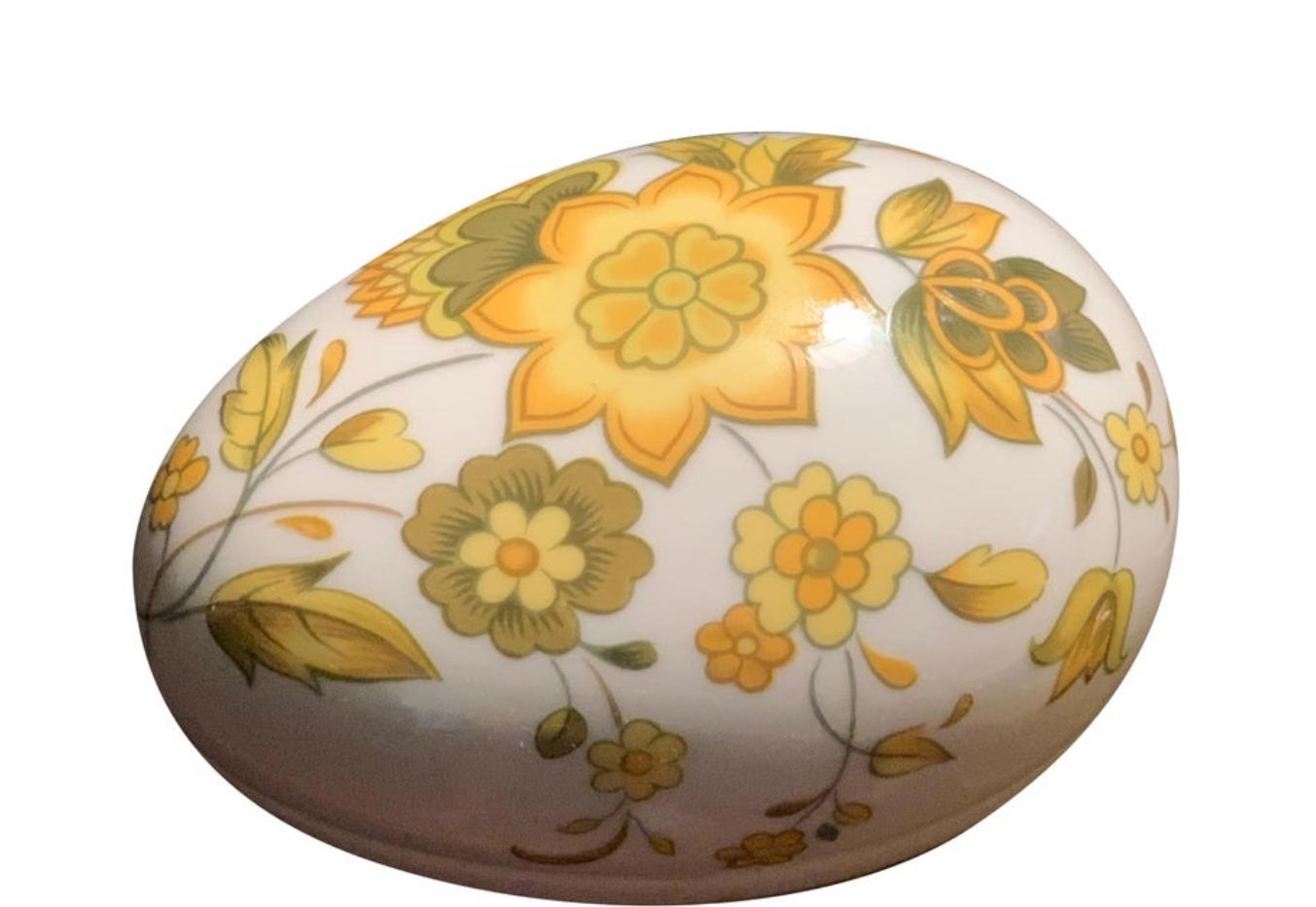 Caja de baratijas vintage de Limoges de porcelana pintada a mano con huevos florales amarillos, Francia en venta 1