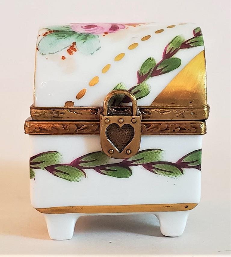 Presenting a lovely and exceptionally cute vintage Limoges heart lock ring box.

Made in Limoges, France circa 1950-1960.

Marked on base as “Limoges France”.

Hand decorated.

Beautiful pink, yellow and green rose bouquets.

Ormolu gilt