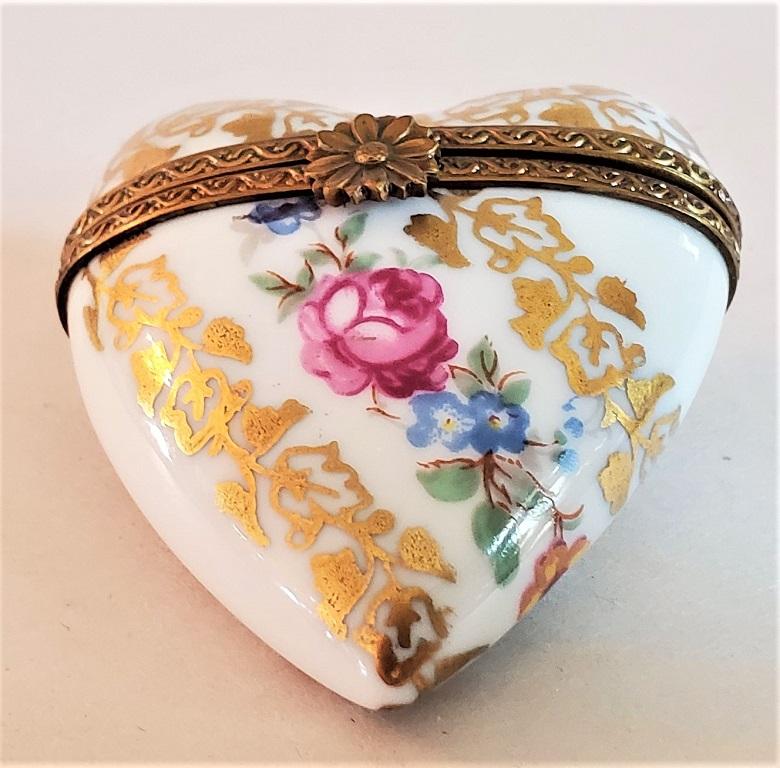Presenting a lovely and exceptionally cute vintage Limoges heart shaped box.

Made in Limoges, France, circa 1920-1930.

Marked on interior as “Limoges France …. Rehausse Main”.

‘Rehausse Main’ meaning hand decorated.

Beautiful pink and