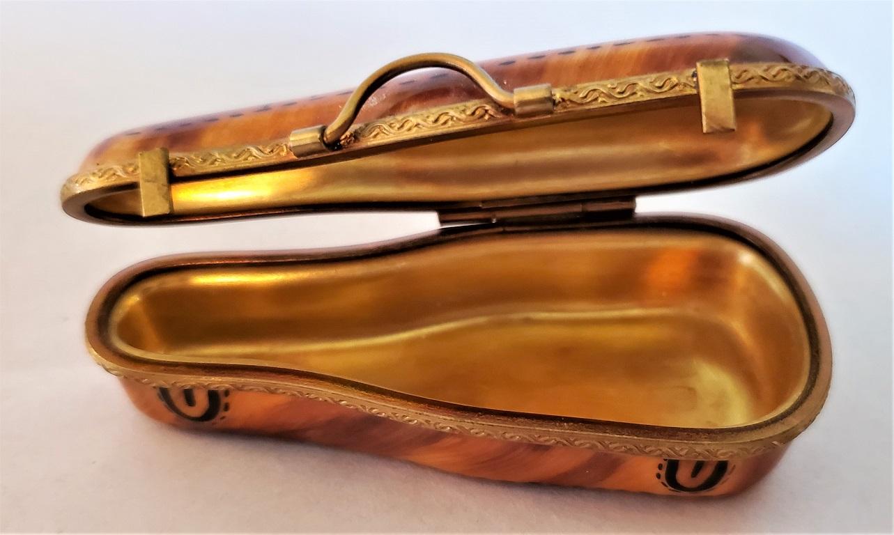 Presenting a lovely and exceptionally cute and rare vintage limoges leather violin case box with violin.

Made in Limoges, France circa 1970.

Marked on base as “Limoges France … Paint Main … MARQUE DEPOSEE … PV”.

‘Paint Main’ meaning hand