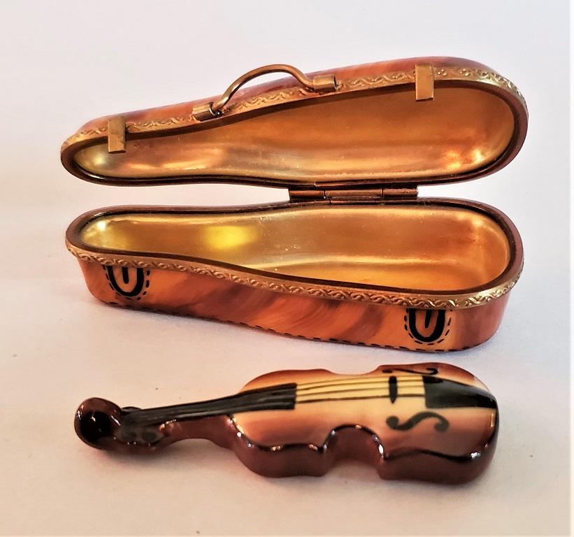 Vintage Limoges Leather Violin Case Box with Violin In Good Condition In Dallas, TX