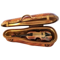 Vieille boite de violon en cuir de Limoges avec violon