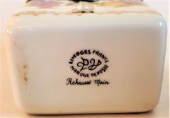 Vieille boite de parfum de Limoges avec flacons