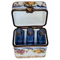 Vieille boite de parfum de Limoges avec flacons