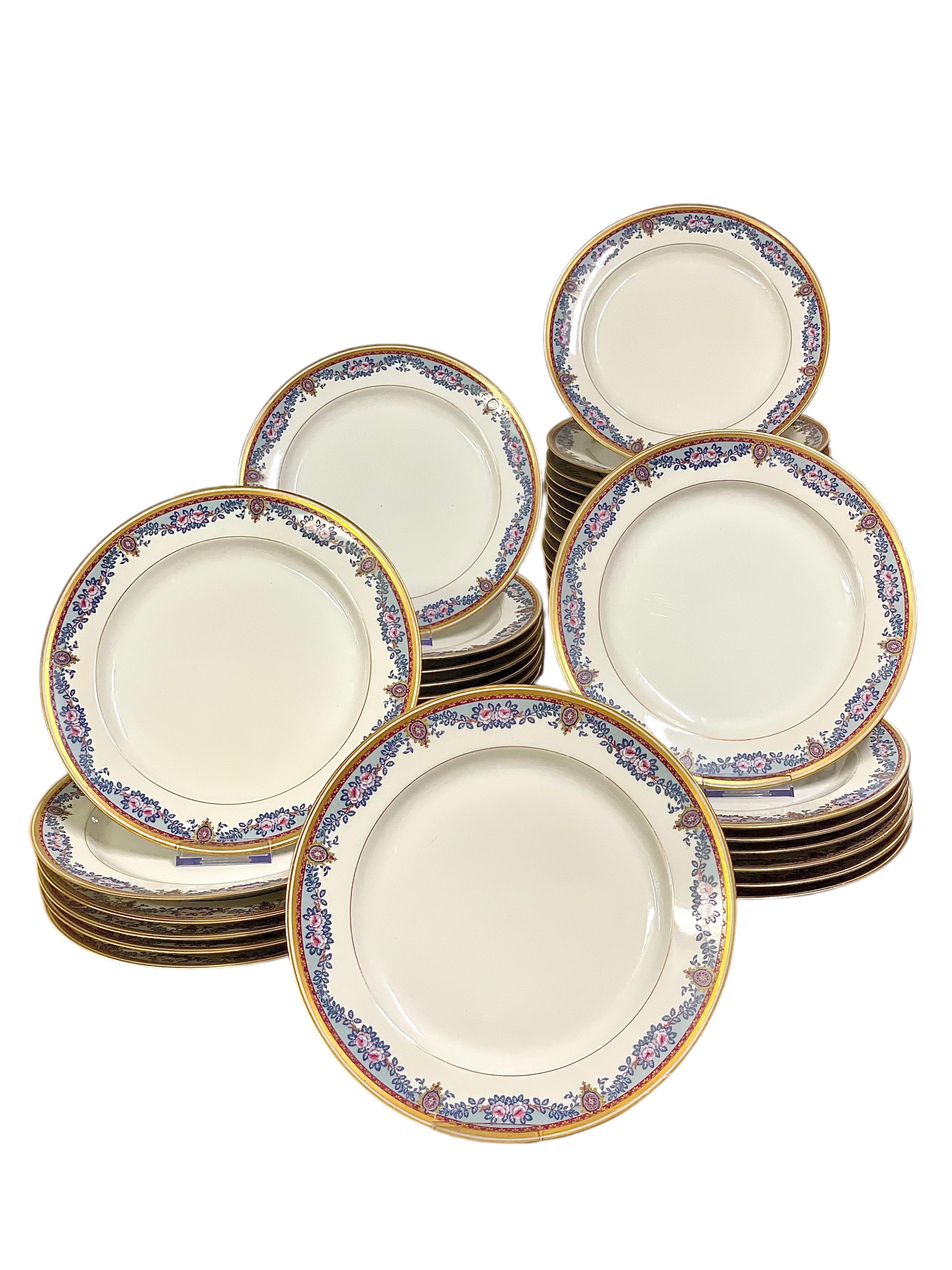 Esta exquisita vajilla de época, probablemente fabricada en fina porcelana de Limoges, presenta delicados motivos florales y detalles dorados. Cada pieza está firmada 