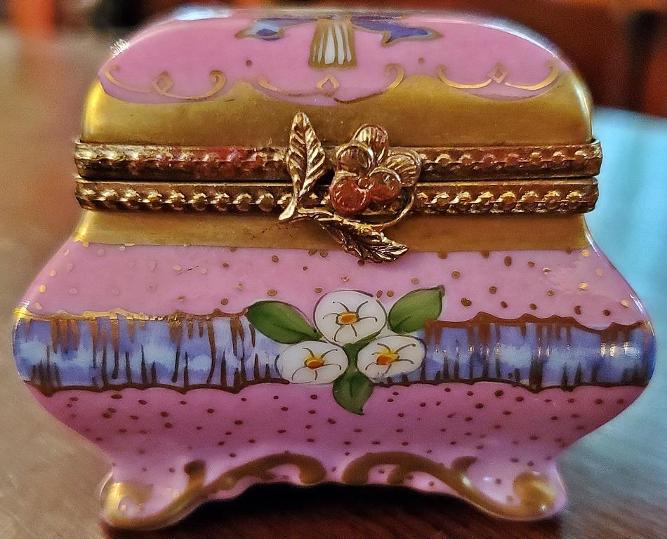 Presenting a beautiful vintage Limoges Sarcophagus ring box.

20th century and made in Limoges, France.

Fully marked on the base for “Hand Painted…..Rochard…..Limoges France”.

Also marked on the interior.

Sarcophagus shaped ring box with