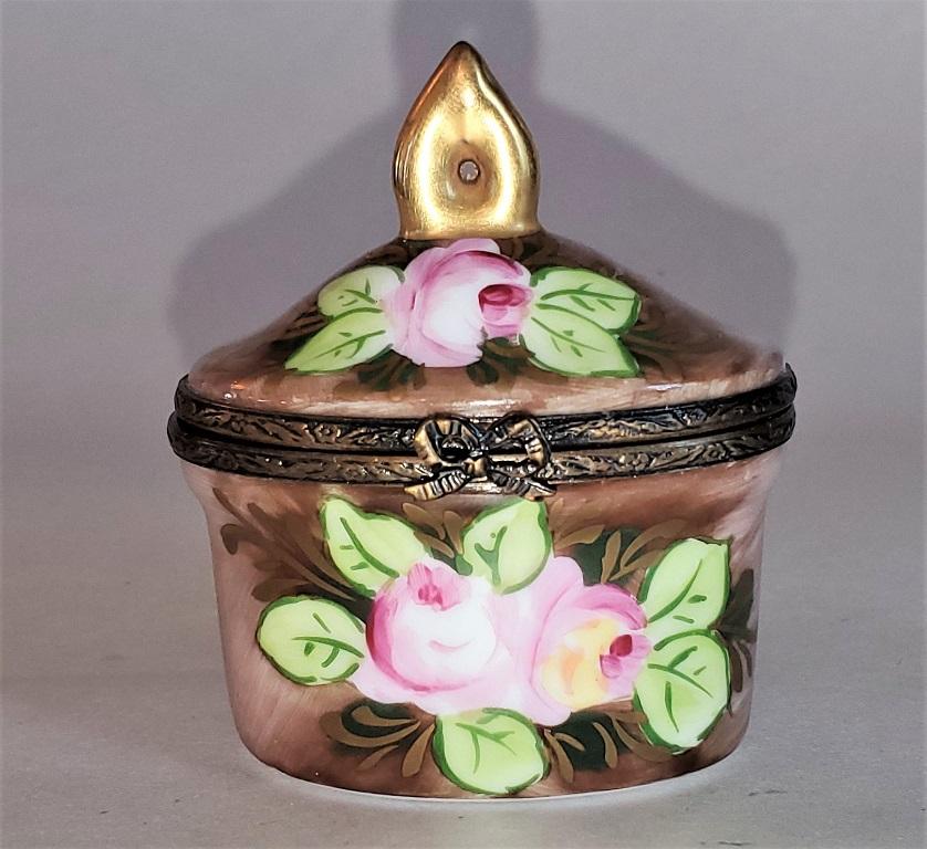 Presenting a lovely and exceptionally cute vintage Limoges single perfume bottle box.

Made in Limoges, France circa 1920-30.

Marked on base as “Peint Main … Limoges France …. M.B.”.

‘Peint Main’ meaning hand painted.

The maker “M.B.” is