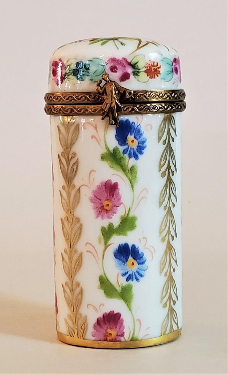 Presenting a lovely and exceptionally cute vintage Limoges tall ring box.

Made in Limoges, France circa 1920-1930.

Marked on base as “Limoges France”.

Hand decorated.

Beautiful magenta and blue rose bouquets with gold accents.

Ormolu