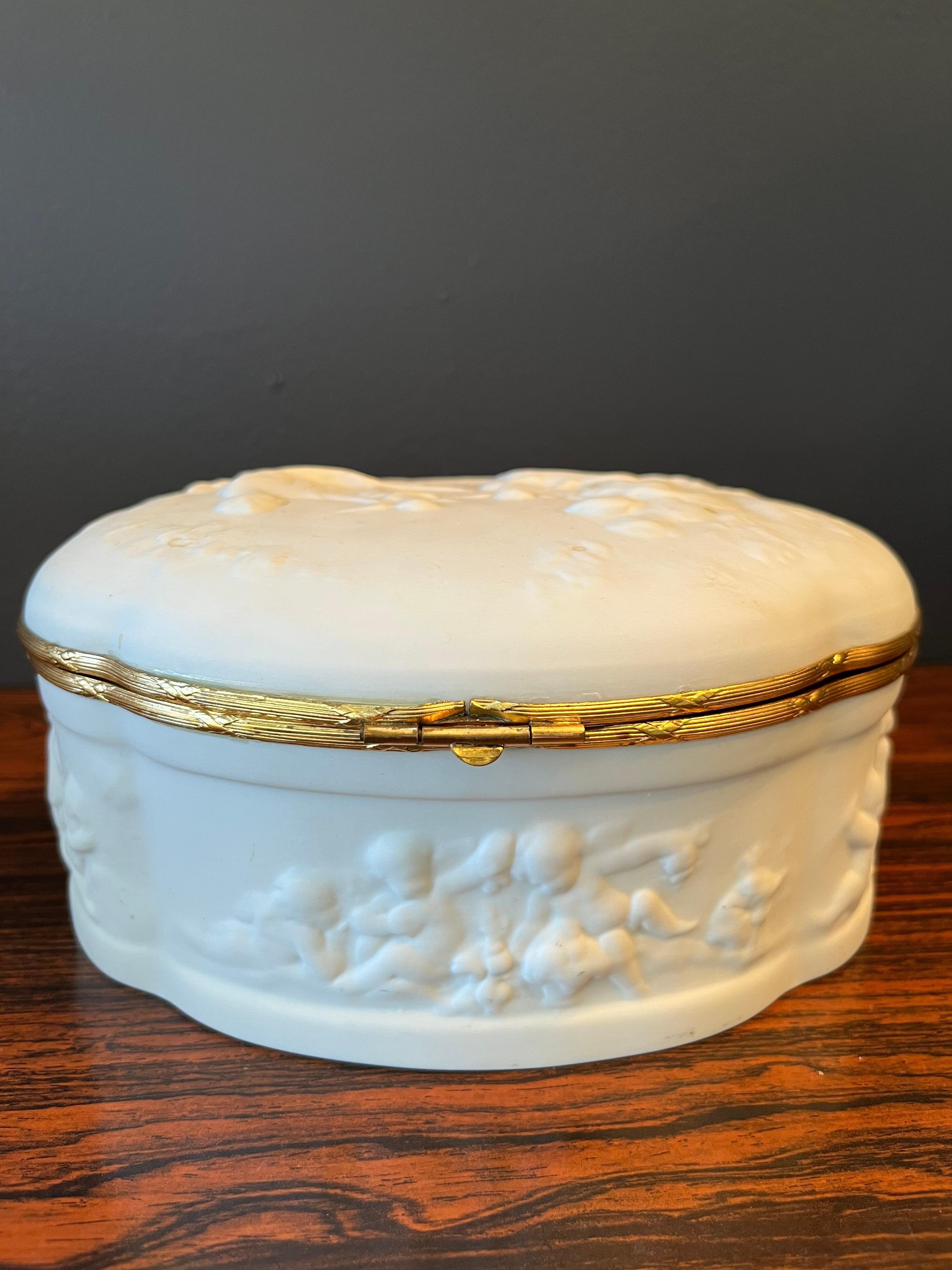 Vintage Limoges White Bisque Jewelry Casket In Excellent Condition For Sale In Mt Kisco, NY