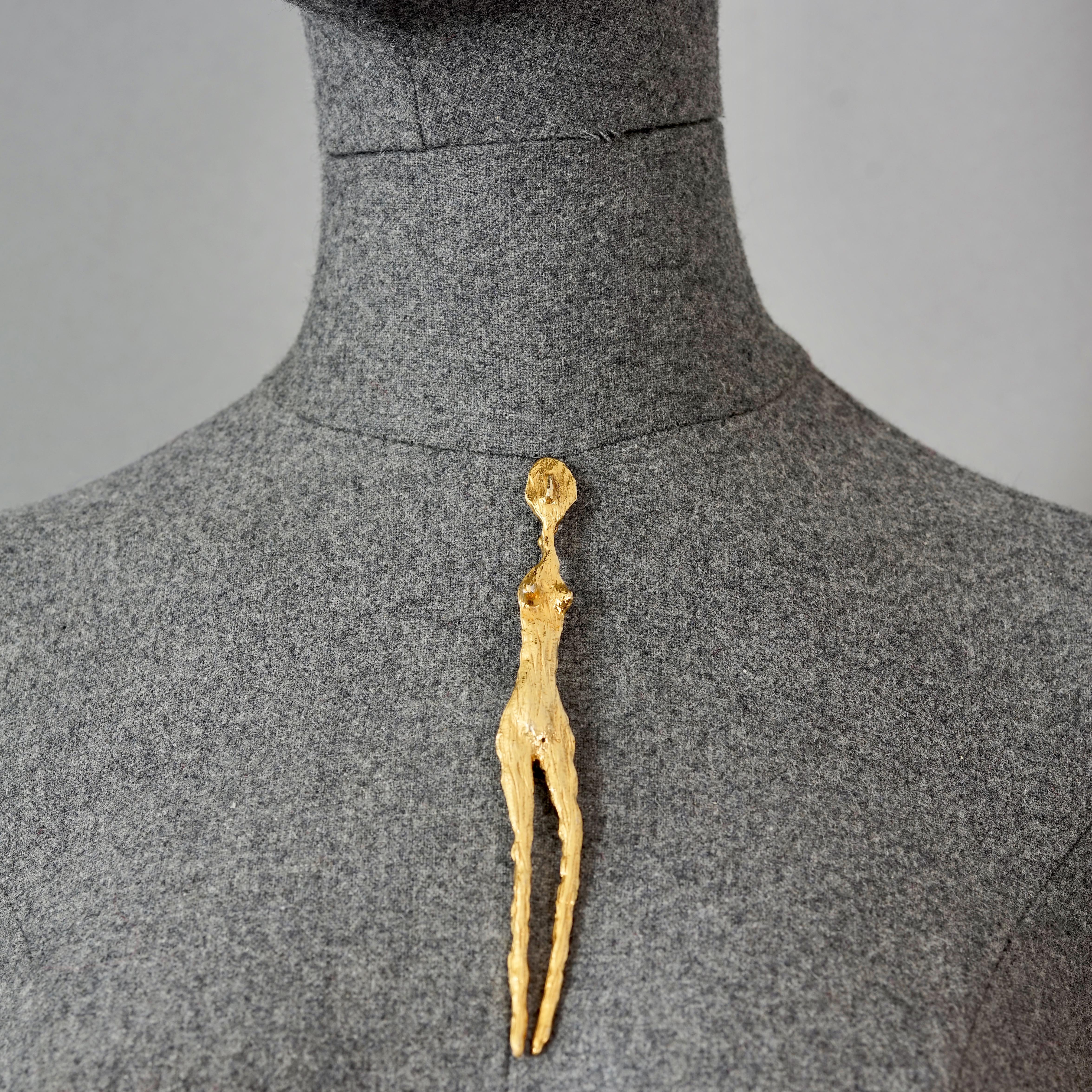 Broche vintage LINDA HATTAB PARIS texturée d'inspiration Giacometti

Mesures :
Hauteur : 5,90 pouces (15 cm)
Largeur : 0,67 pouce (1,7 cm)

CARACTÉRISTIQUES :
- 100% Authentique LINDA HATTAB PARIS.
- Broche figurative texturée et martelée inspirée