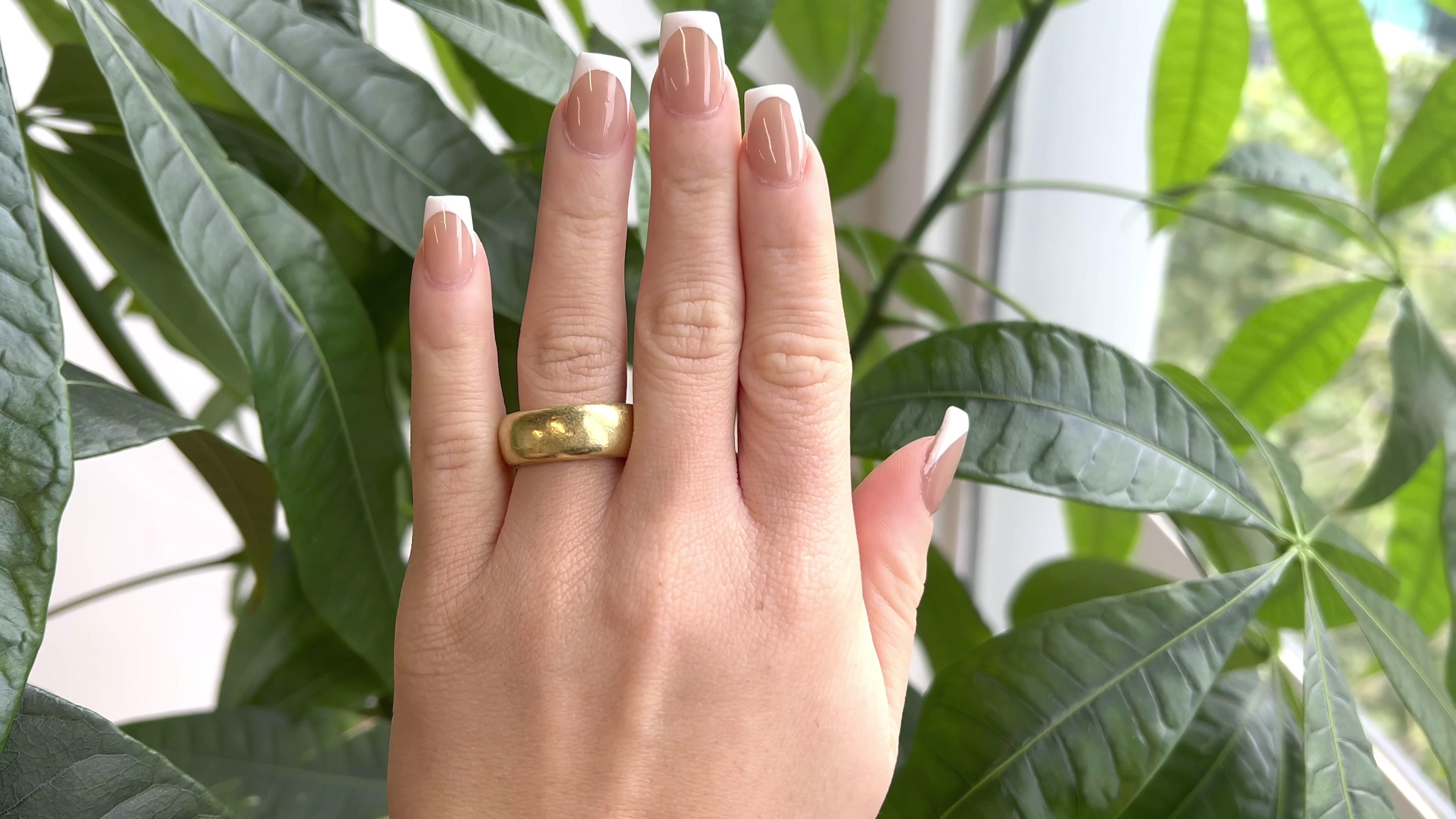Ein Vintage Linda Lee Johnson 18 Karat Gold Thick Band Ring. Gefertigt aus 18 Karat Gelbgold, mit Linda Lee Johnson Herstellermarke und Reinheitszeichen. Ca. 1990er Jahre. Der Ring hat die Größe 7. 

Über dieses Element: Schwelgen Sie in dem kühnen