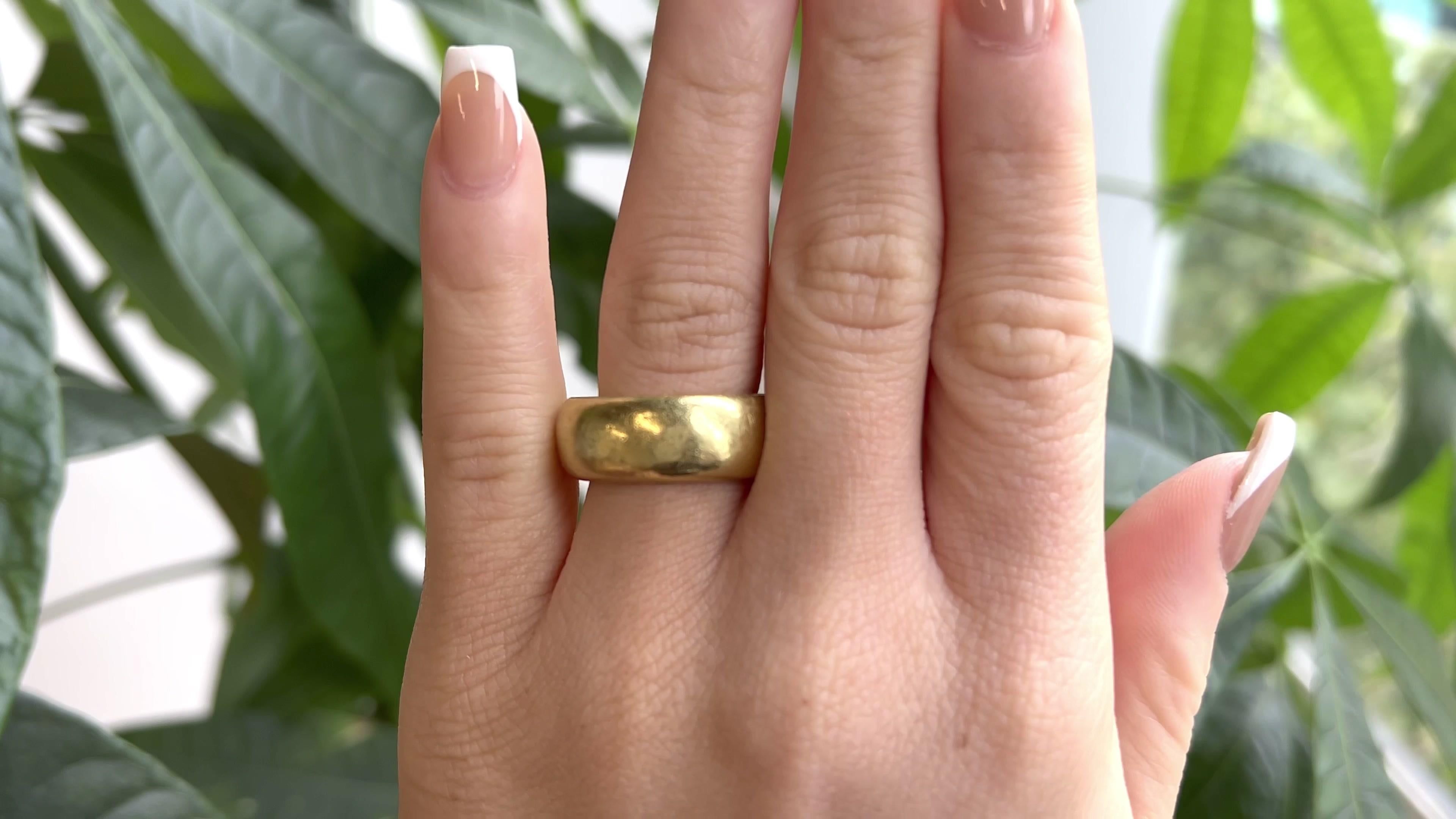 Linda Lee Johnson: 18 Karat Gold dicker Bandring, Linda Lee Johnson im Zustand „Hervorragend“ in Beverly Hills, CA