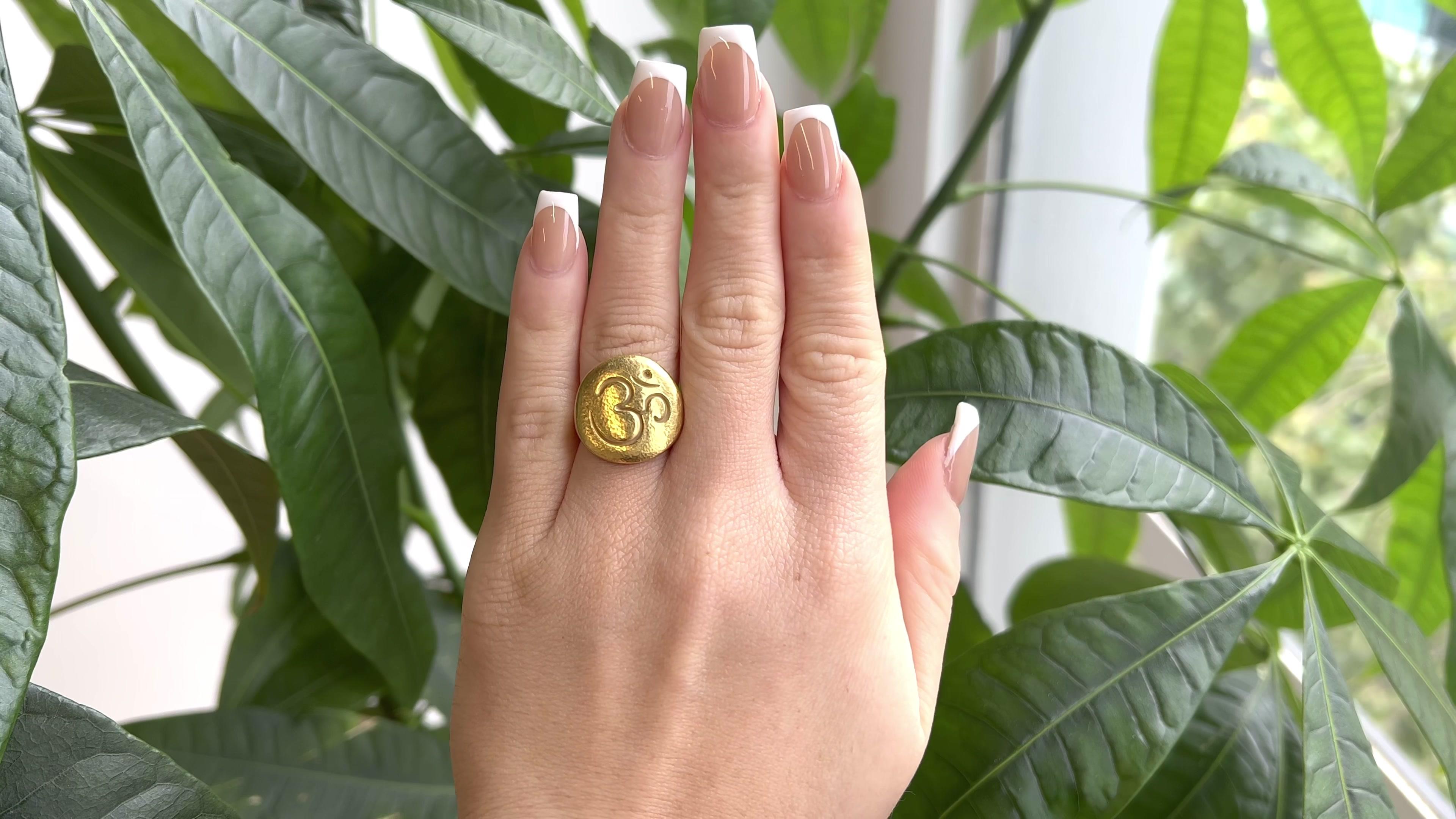 Ein Vintage Linda Lee Johnson 21 Karat Gold OM Ring. Gefertigt aus 21 Karat Gelbgold mit Linda Lee Johnson Herstellermarke und Reinheitszeichen. Ca. 1990er Jahre. Der Ring hat die Größe 6. 

Über diesen Artikel: Verkörpern Sie die Bedeutung von OM,