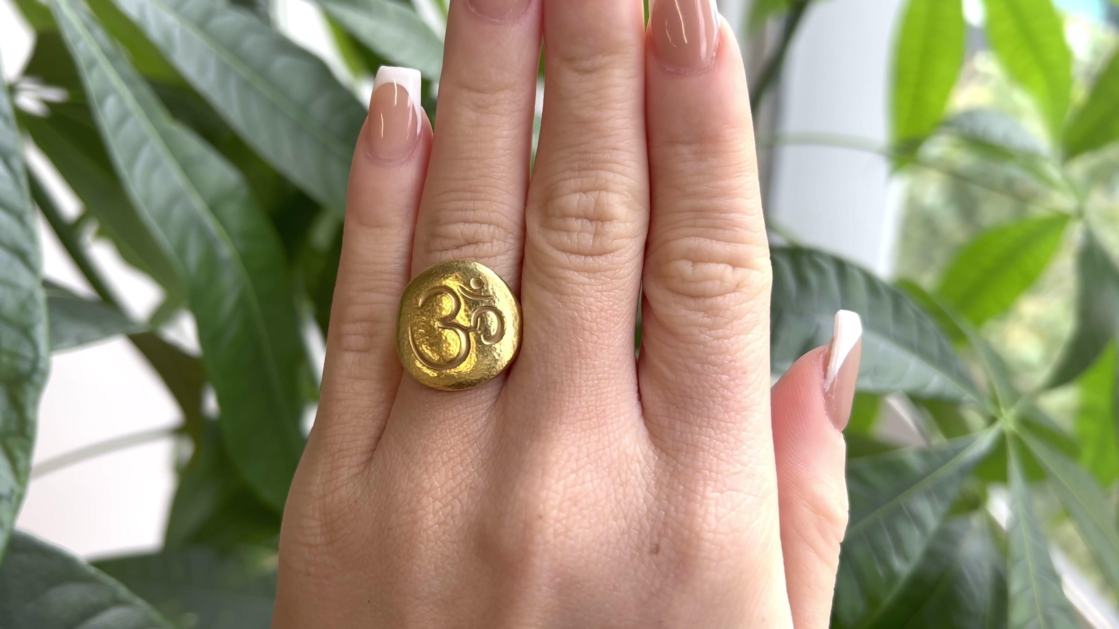 Linda Lee Johnson: OM-Ring aus 21 Karat Gold, Vintage im Zustand „Hervorragend“ in Beverly Hills, CA
