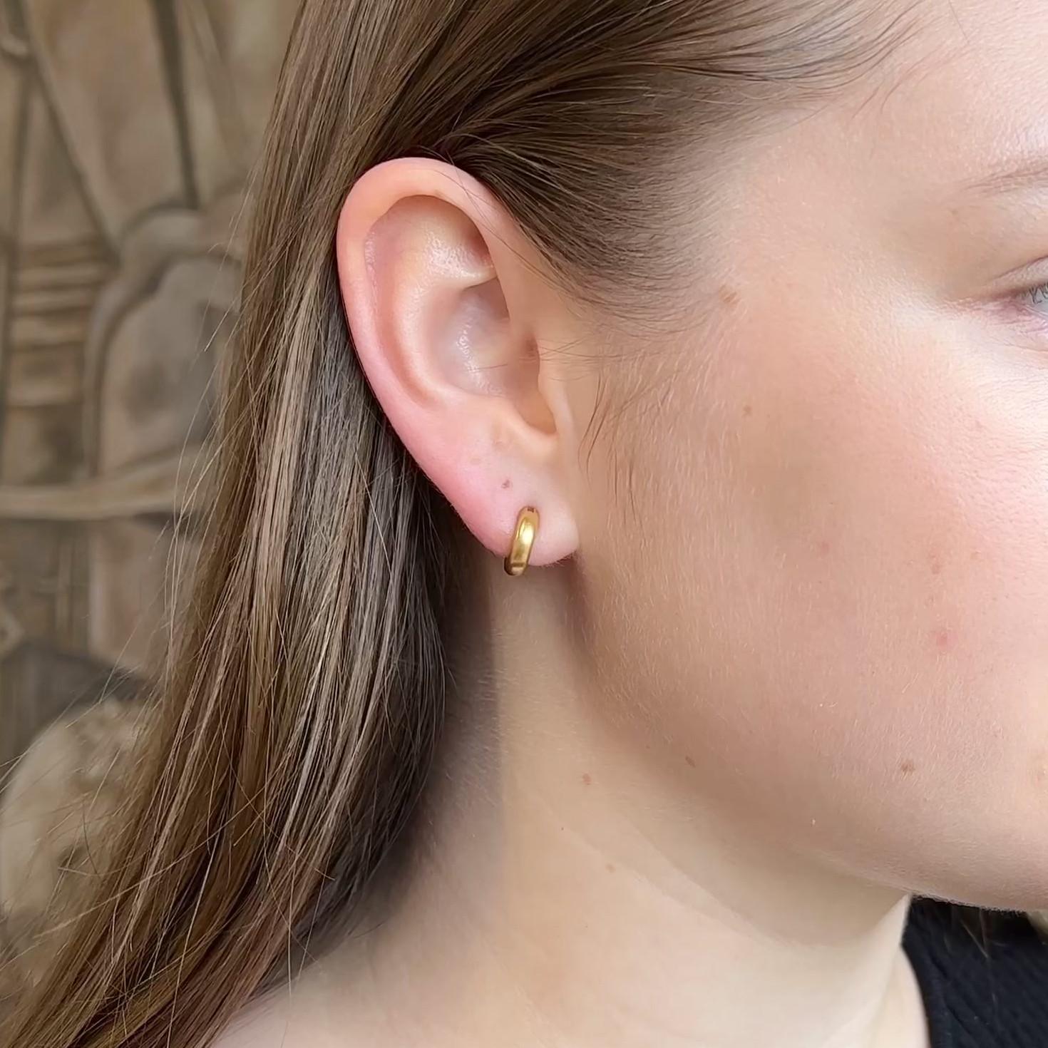Ein Paar Vintage Linda Lee Johnson 22 Karat Gold Huggie Hoop Earrings. Hergestellt aus 22-karätigem Gelbgold mit der Herstellermarke von Linda Lee Johnson. Um 2000. Die Ohrringe messen 7/16 Zoll in der Länge. 

Über diesen Artikel: Suchen Sie nach
