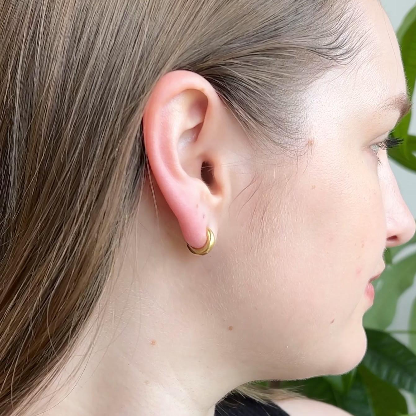Linda Lee Johnson: 22 Karat Gold Huggie Hoop Ohrringe, Vintage für Damen oder Herren