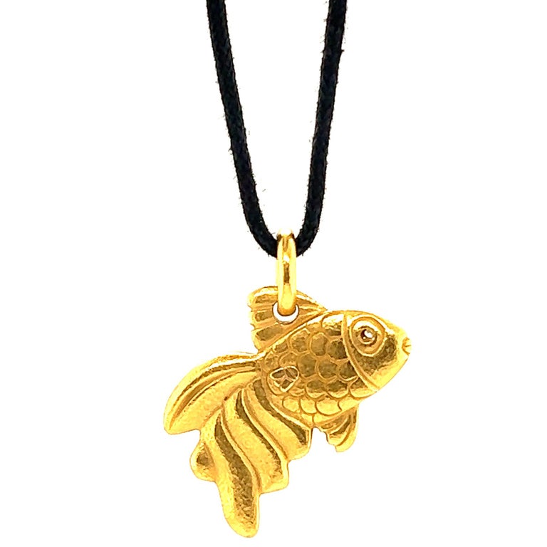 Vintage Linda Lee Johnson Diamond 21 Karat Gold Cord Goldfish Necklace In Excellent Condition For Sale In Beverly Hills, CA