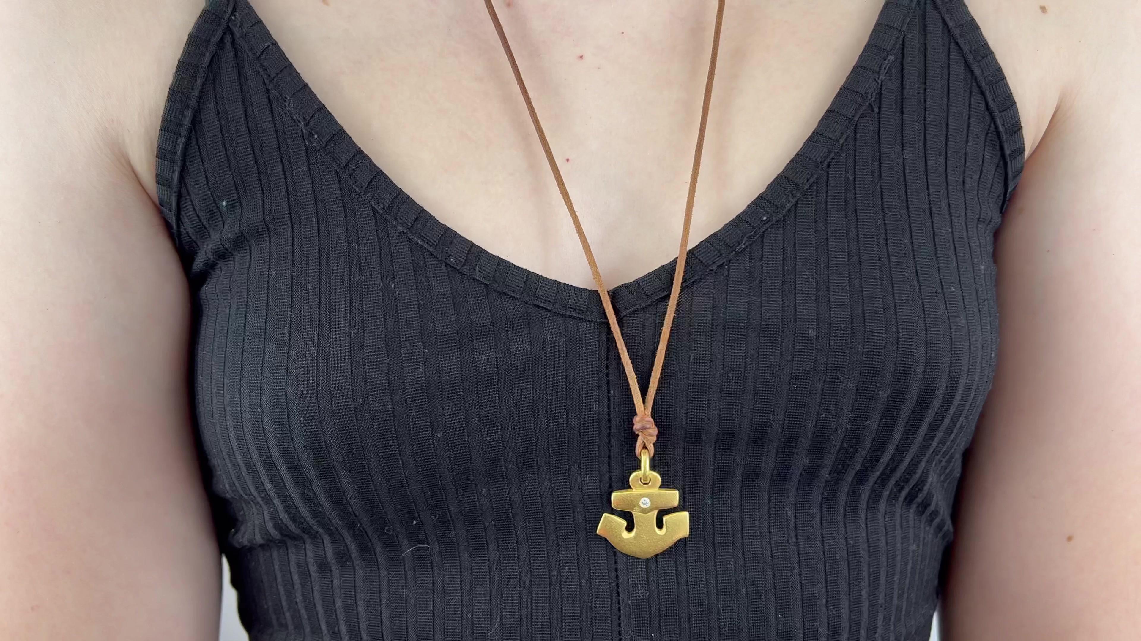 Ein Vintage Linda Lee Johnson Diamond 21 Karat Gold Leder Cord Anker Halskette. Mit einem runden Diamanten im Brillantschliff von ca. 0,08 Karat, Farbe E, Reinheit VVS. Gefertigt aus 21 Karat Gelbgold, mit der Herstellermarke Linda Lee Johnson.