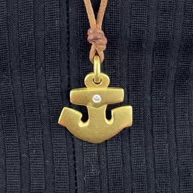Anker-Halskette, Linda Lee Johnson, Diamant, 21 Karat Gold, Lederkordel (Rundschliff)