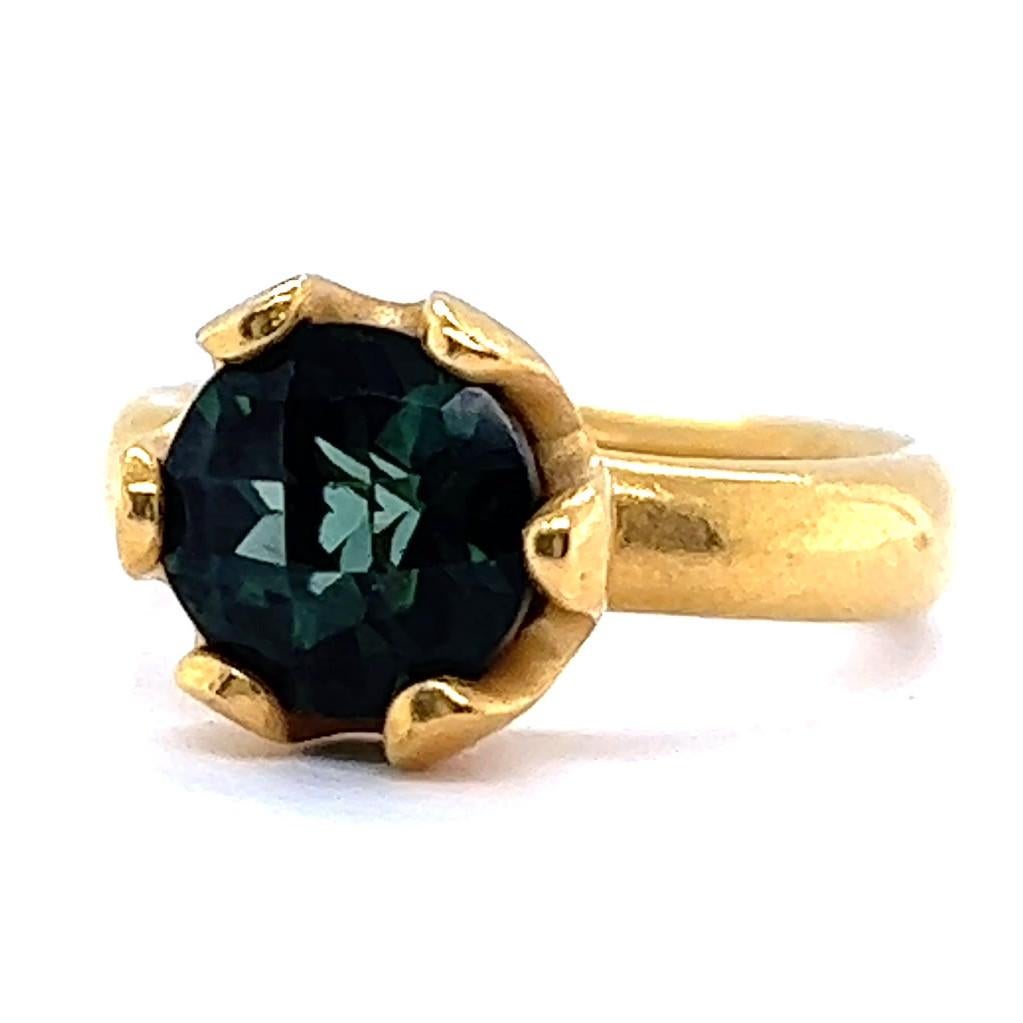 Vintage Linda Lee Johnson Green Stone 21 Karat Gold Ring In Excellent Condition In Beverly Hills, CA