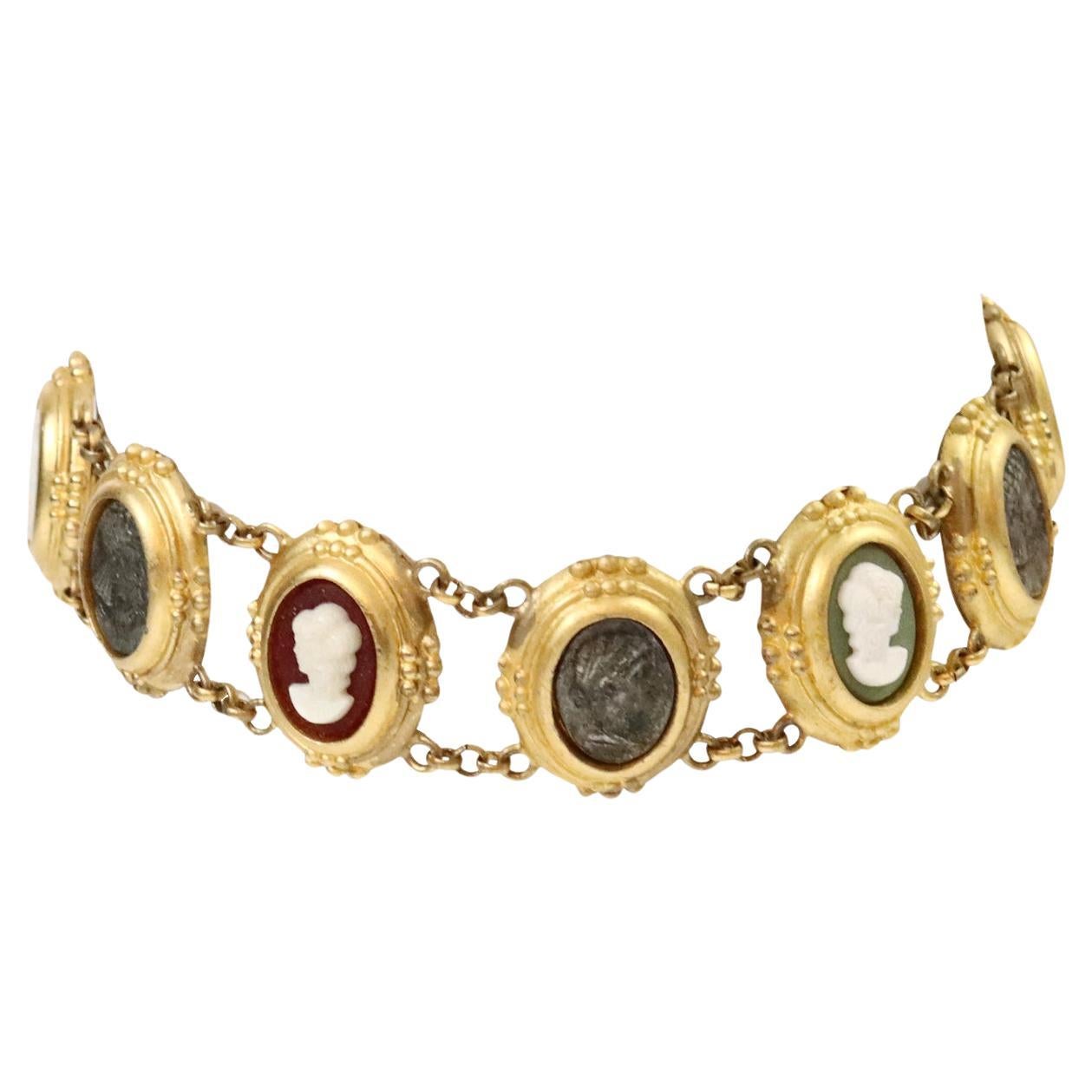 Vintage Linda Levinson Gold Tone Cameo Choker, CIRCA 1980s. Man muss nicht einmal Cameos mögen, um dieses Halsband zu lieben. Es ist so einzigartig und so aktuell - nicht wie ein durchschnittlicher, langweiliger Cameo. Die verschiedenen Farben, die